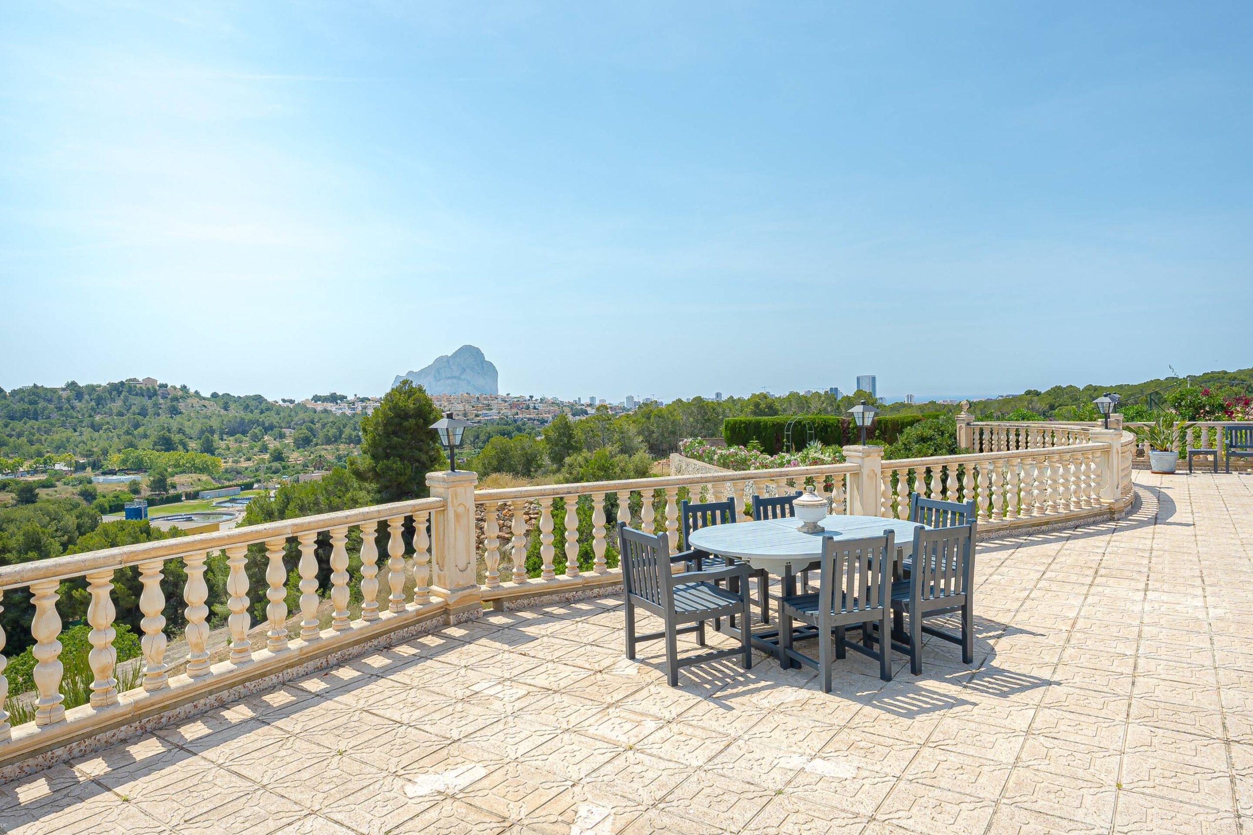 Se vende villa española con piscina privada y mucha intimidad en Calpe