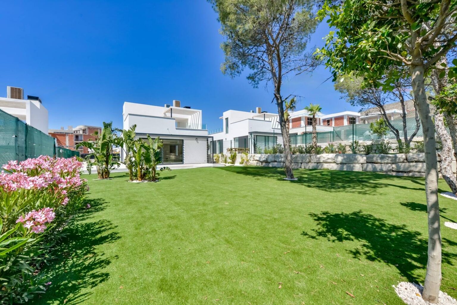 Exclusiva villa contemporánea lista para entrar a vivir en Finestrat
