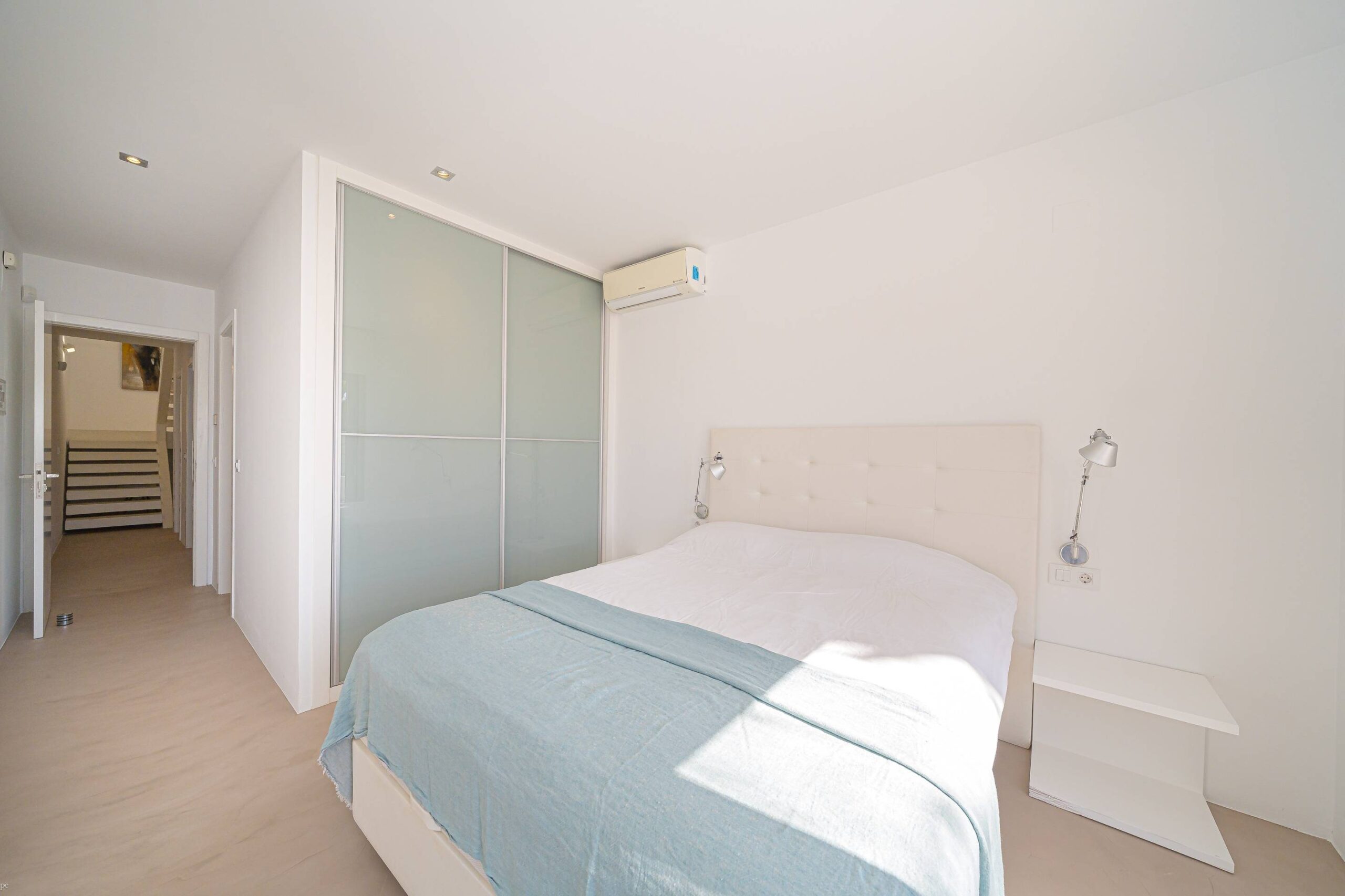 villa moderna con vistas al mar en venta en Jávea