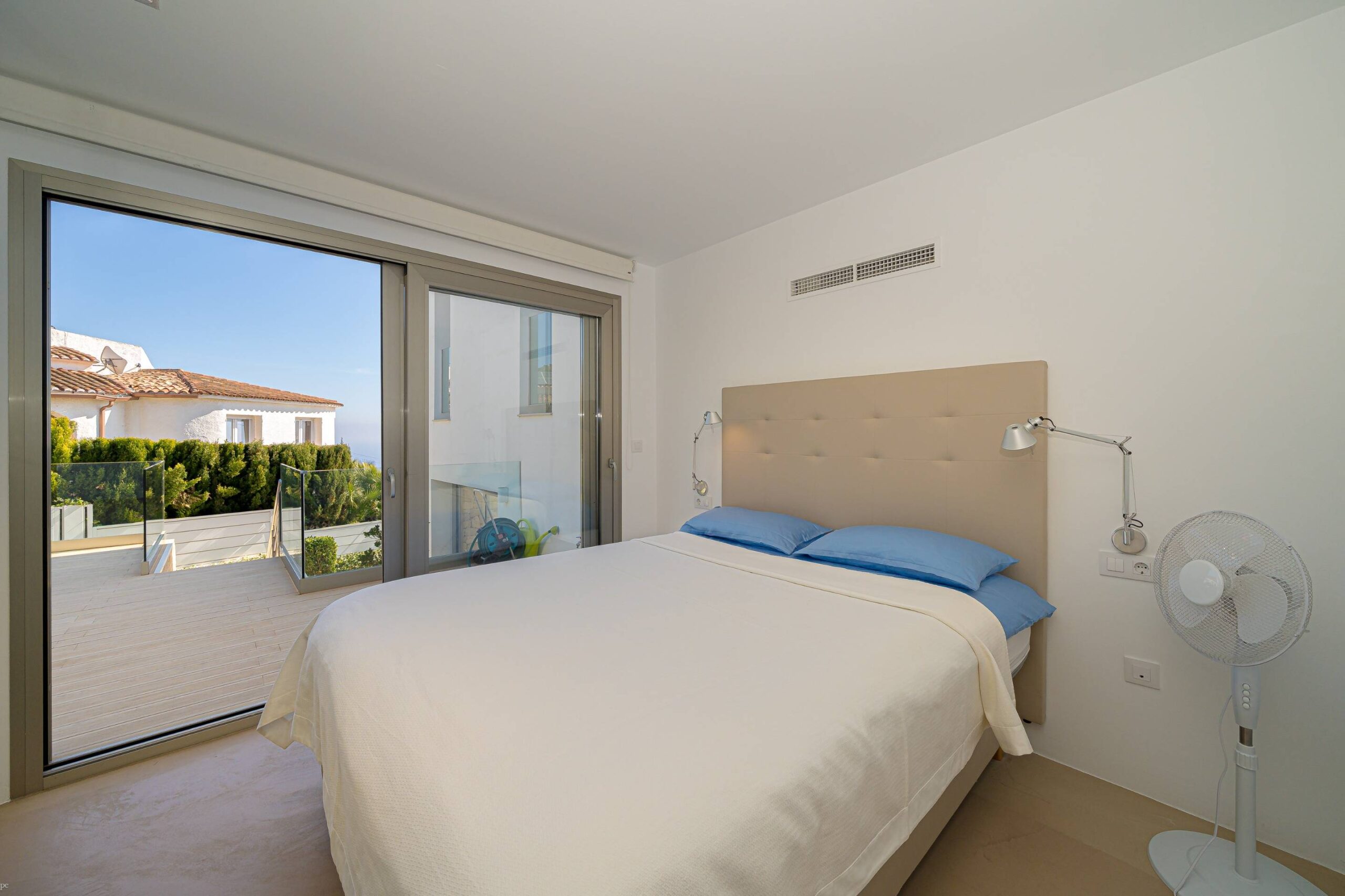 villa moderna con vistas al mar en venta en Jávea