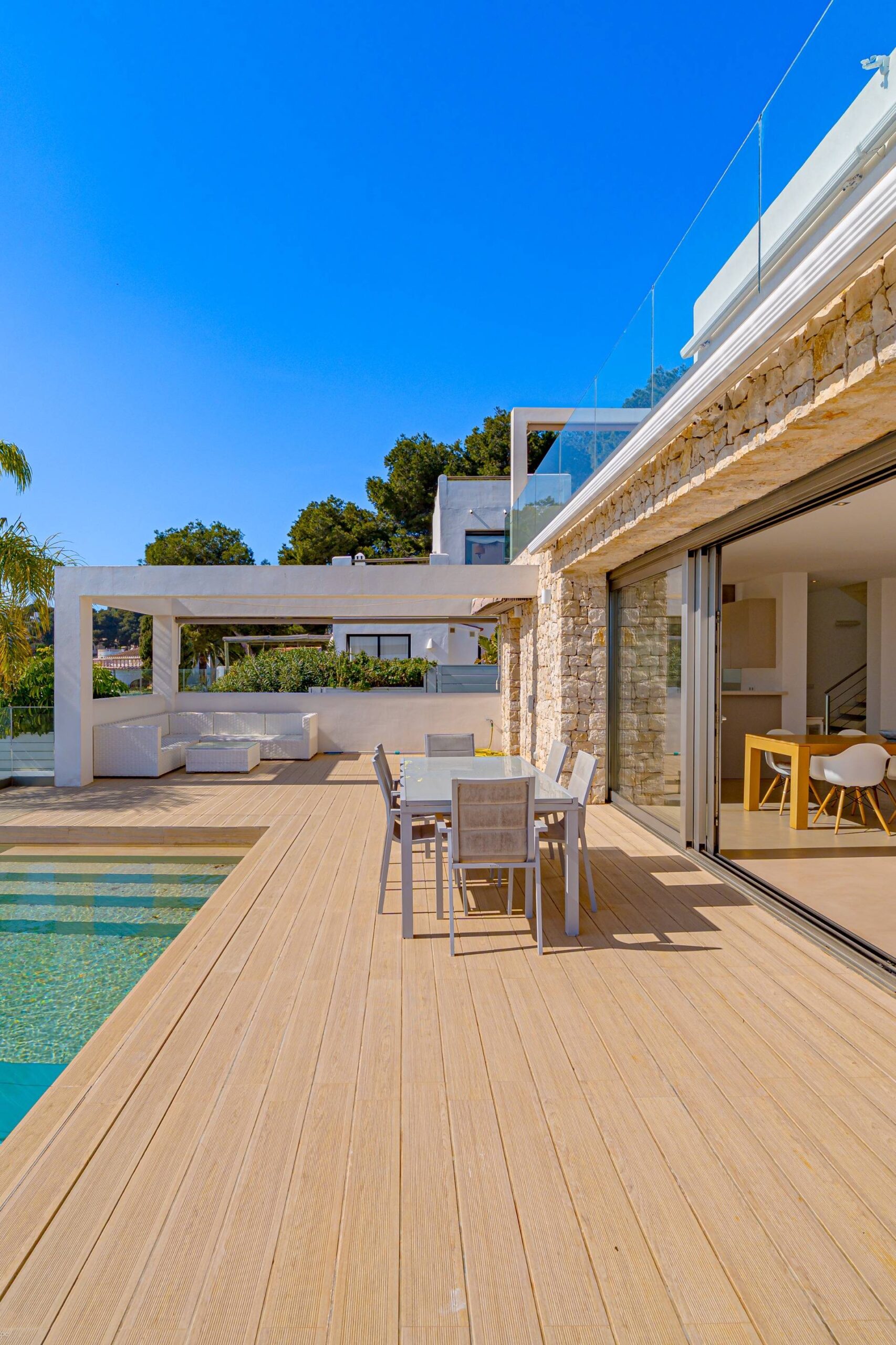 villa moderna con vistas al mar en venta en Jávea