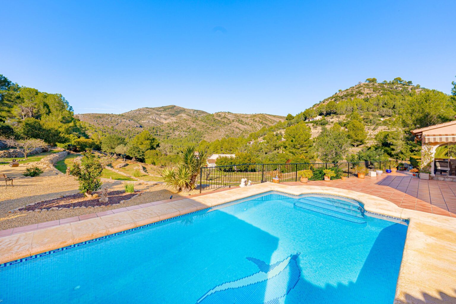 Finca Valleverde. Encantadora villa de una sola planta en venta en Llíber con una gran parcela.