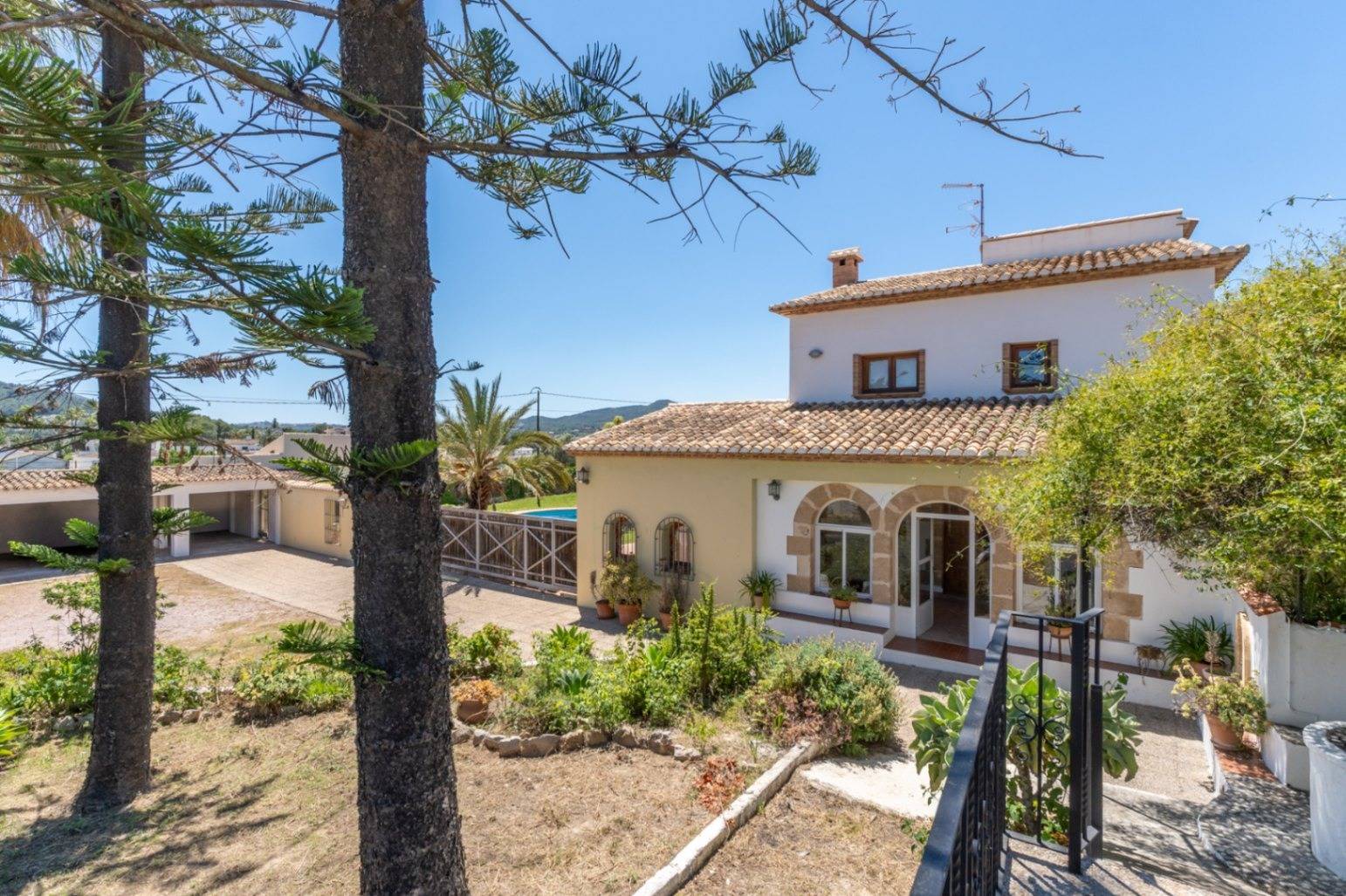 Villa familiar mediterránea con bonitas vistas en venta en Jávea