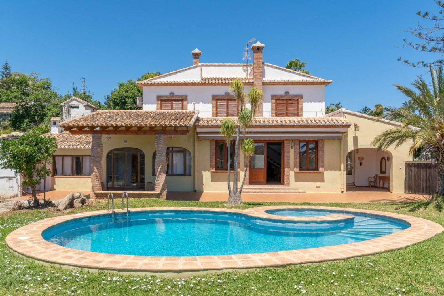 Villa familiar mediterránea con bonitas vistas en venta en Jávea