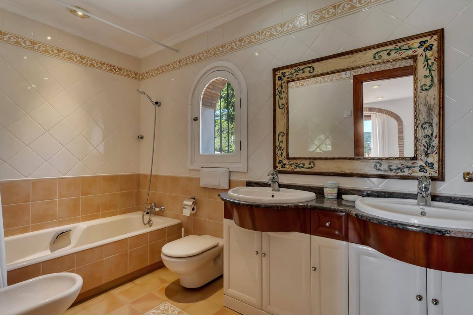 Villa familiar mediterránea con bonitas vistas en venta en Jávea