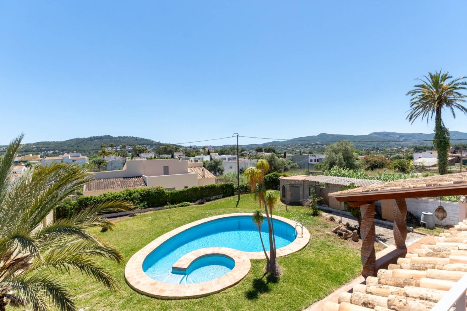 Villa familiar mediterránea con bonitas vistas en venta en Jávea