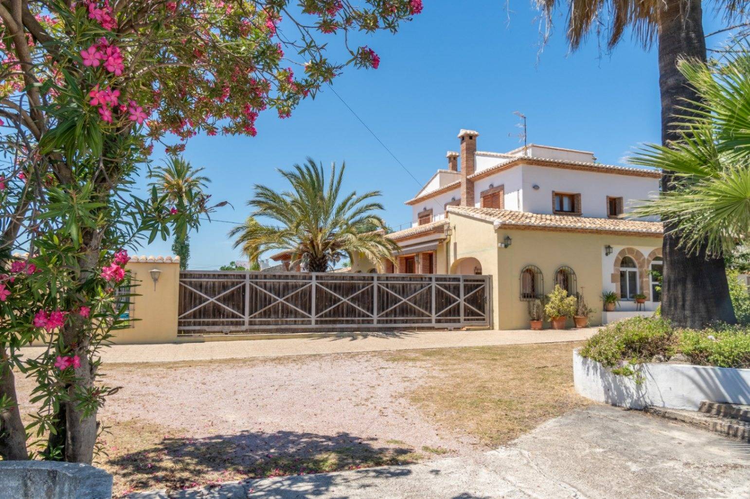 Villa familiar mediterránea con bonitas vistas en venta en Jávea