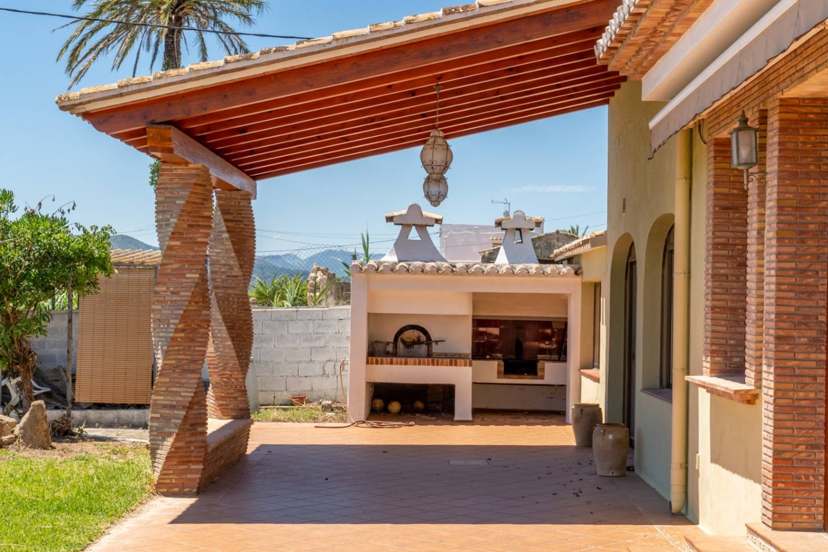 Villa familiar mediterránea con bonitas vistas en venta en Jávea
