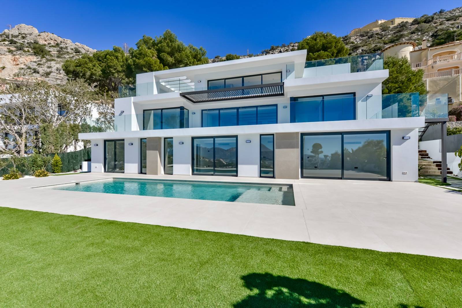 Villa Salónica. Villa contemporánea con excepcionales vistas al mar en venta en Altea Hills.