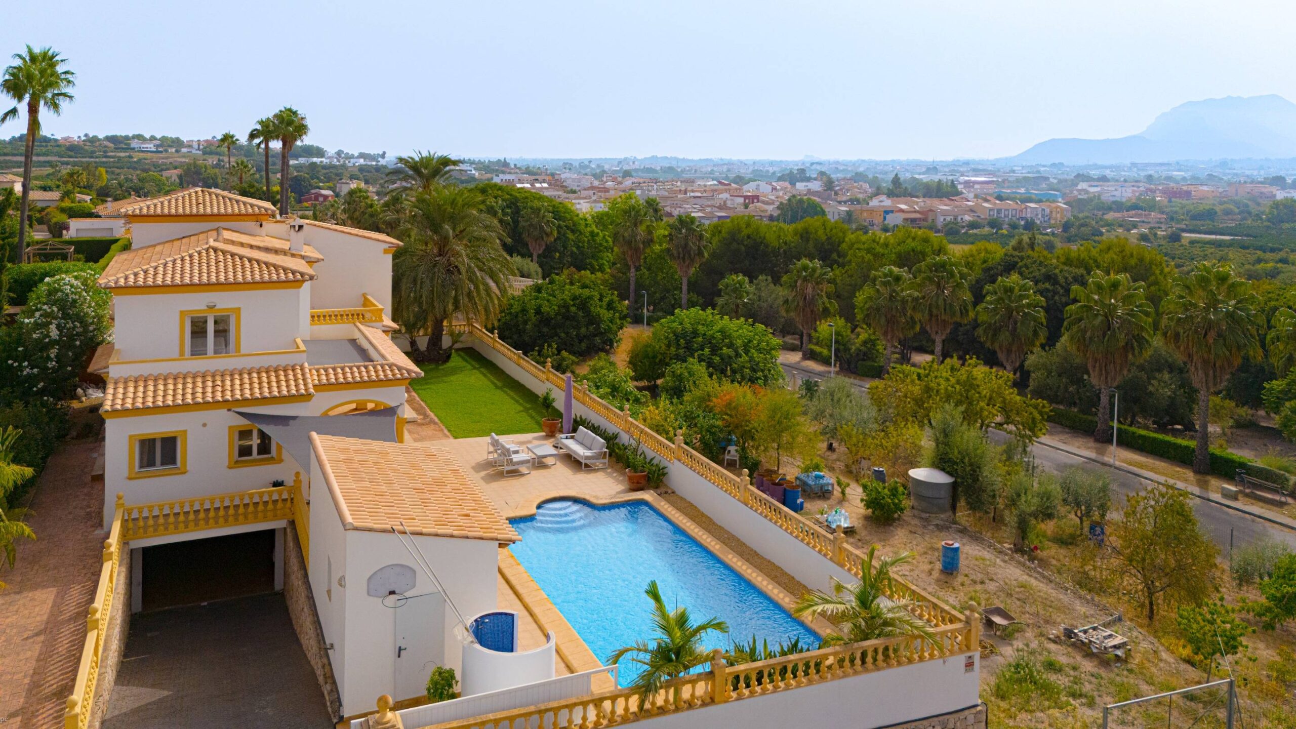 Villa Rosa. Amplia villa con vistas panorámicas en venta en Beniarbeig.
