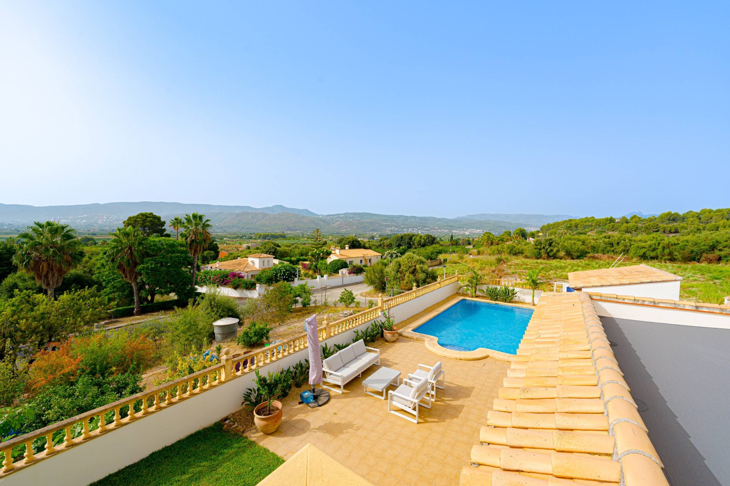 Villa Rosa. Amplia villa con vistas panorámicas en venta en Beniarbeig.