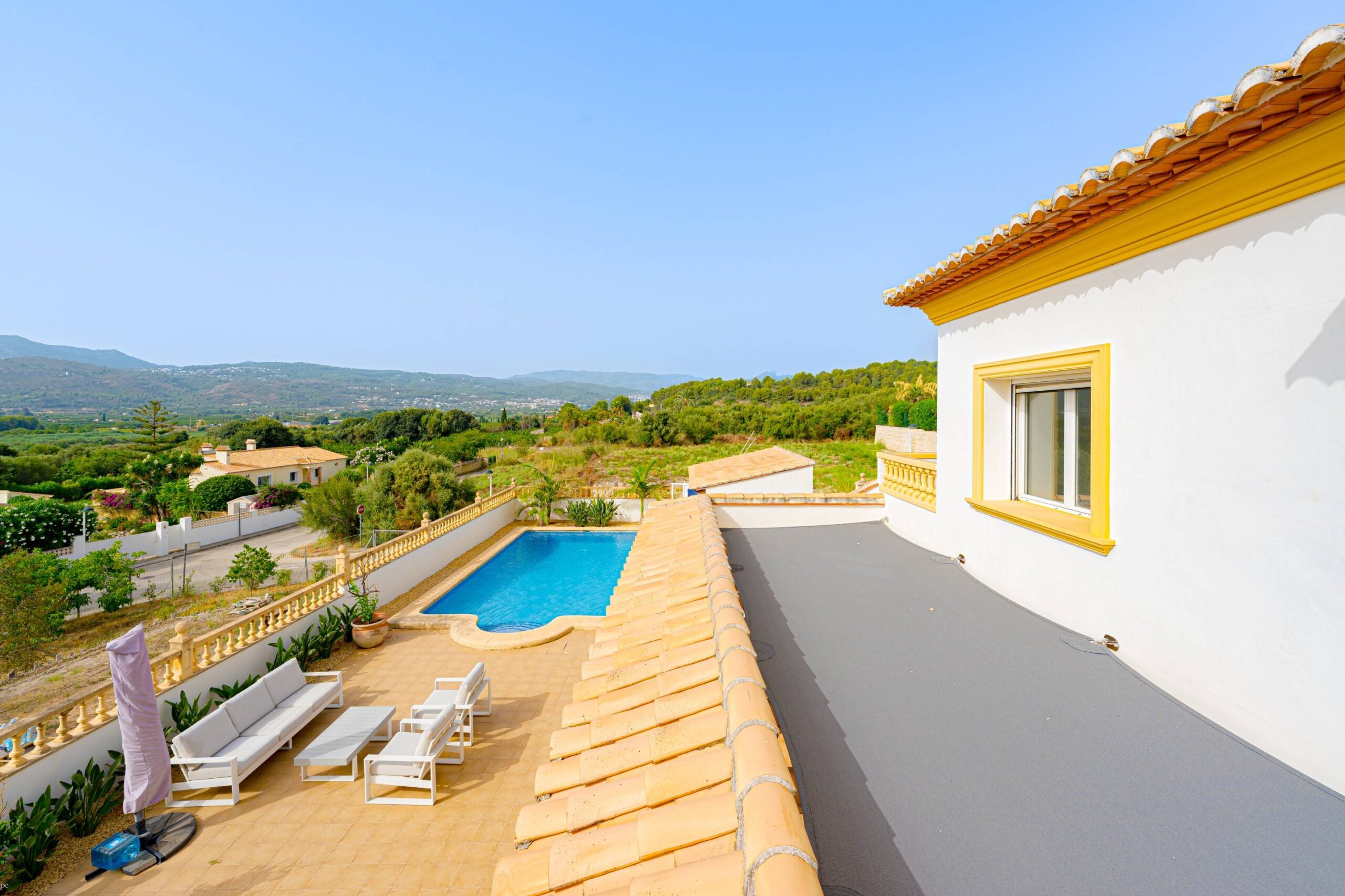 Villa Rosa. Amplia villa con vistas panorámicas en venta en Beniarbeig.
