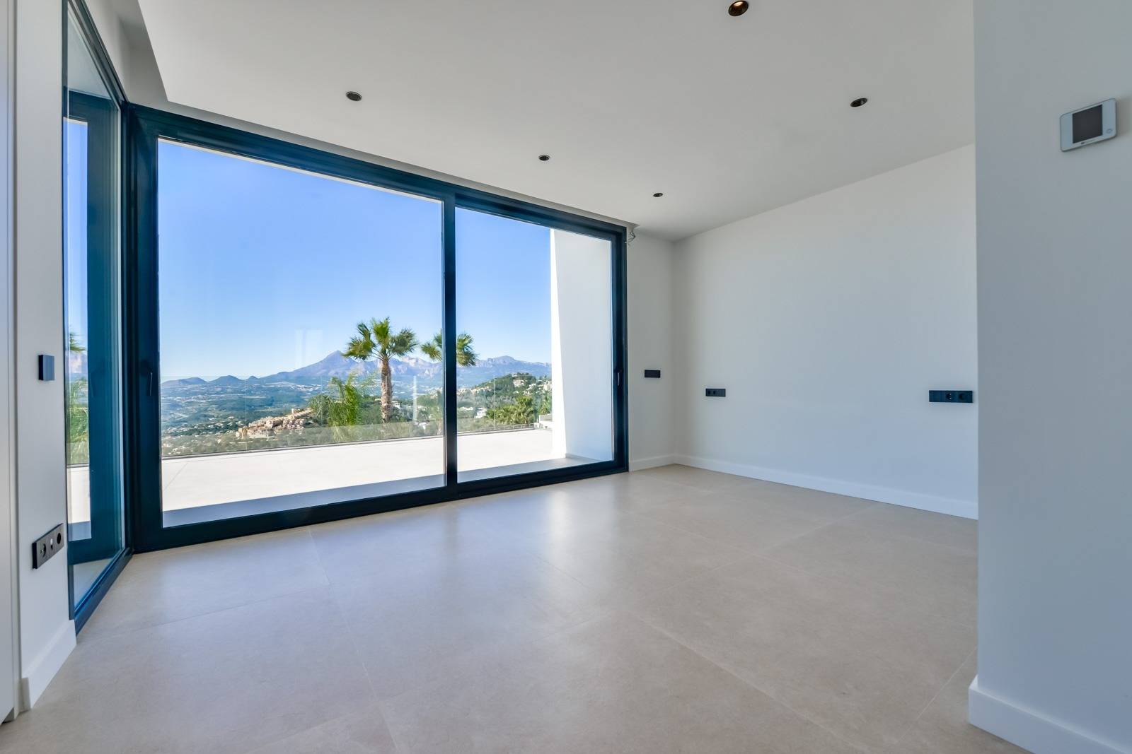 Villa Salónica. Villa contemporánea con excepcionales vistas al mar en venta en Altea Hills.