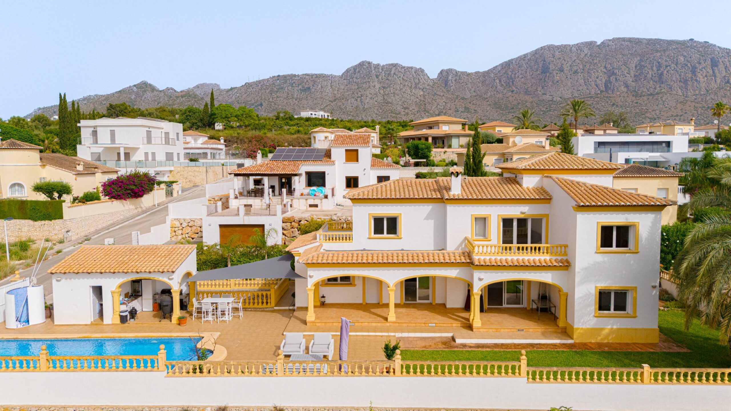 Villa Rosa. Amplia villa con vistas panorámicas en venta en Beniarbeig.