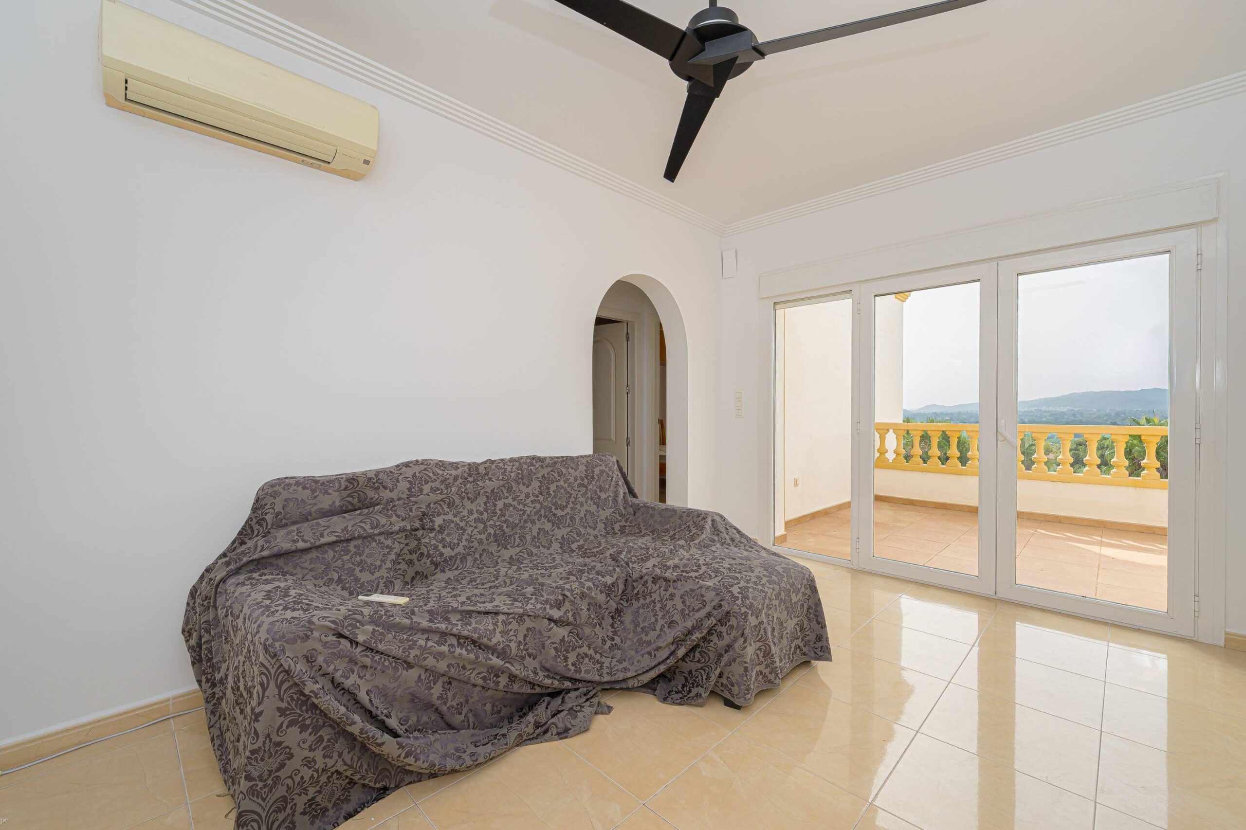 Villa Rosa. Amplia villa con vistas panorámicas en venta en Beniarbeig.