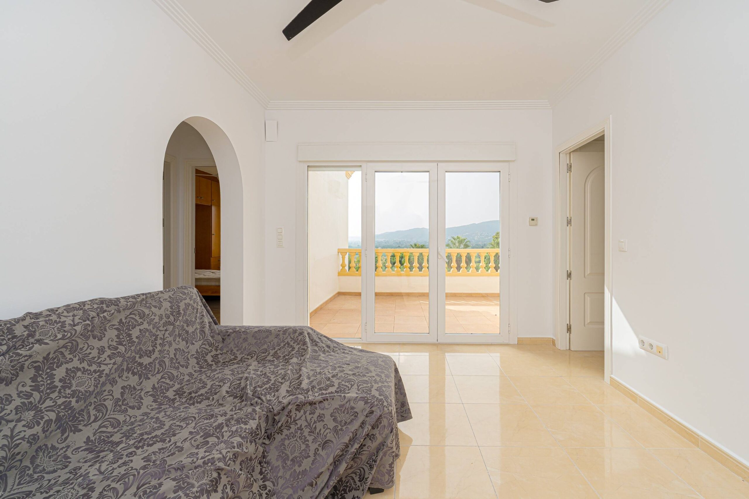 Villa Rosa. Amplia villa con vistas panorámicas en venta en Beniarbeig.