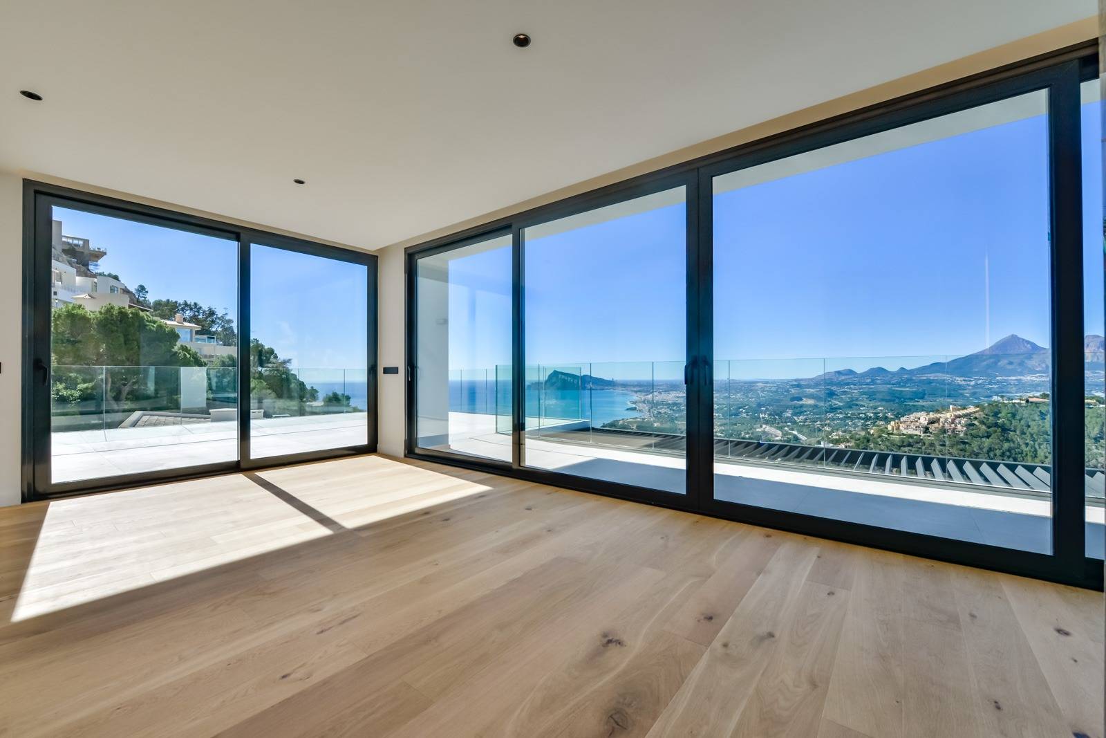 Villa Salónica. Villa contemporánea con excepcionales vistas al mar en venta en Altea Hills.