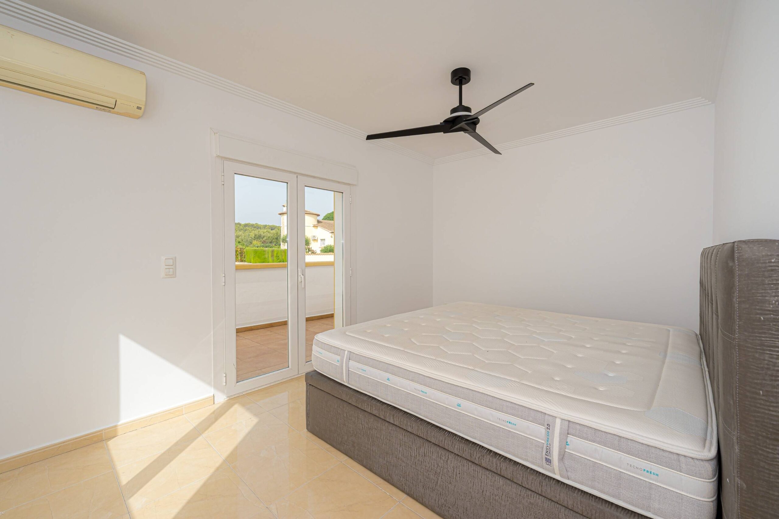 Villa Rosa. Amplia villa con vistas panorámicas en venta en Beniarbeig.