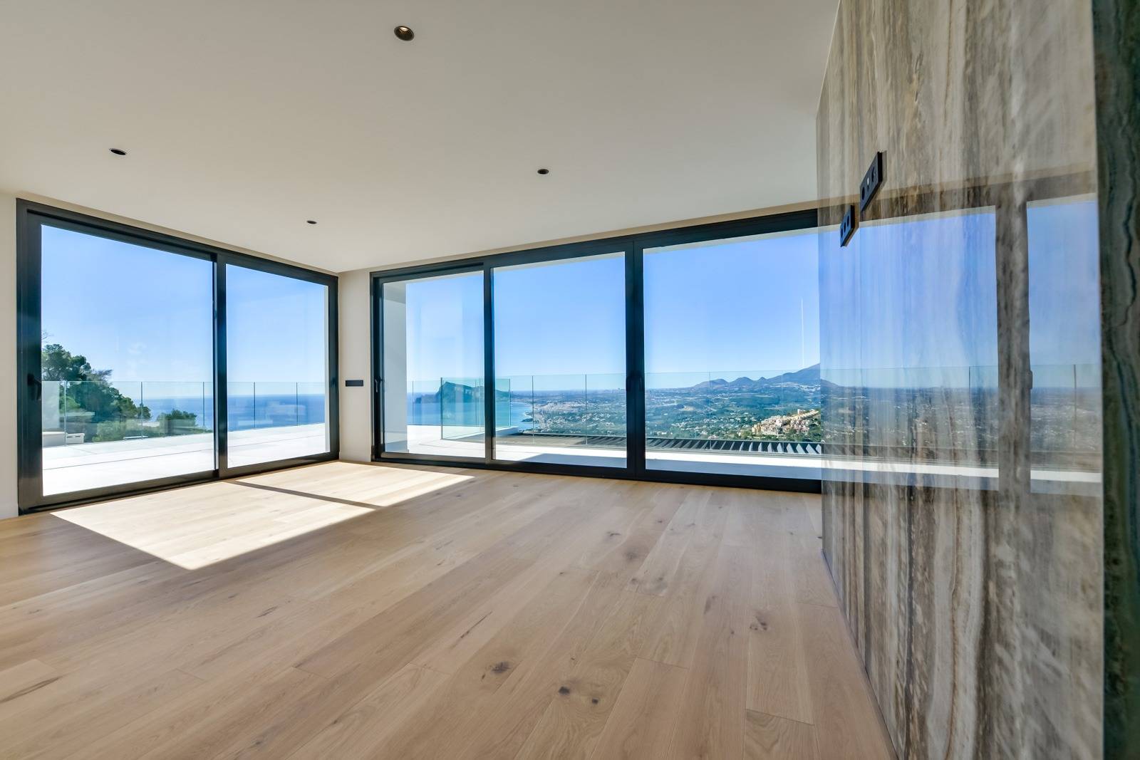 Villa Salónica. Villa contemporánea con excepcionales vistas al mar en venta en Altea Hills.