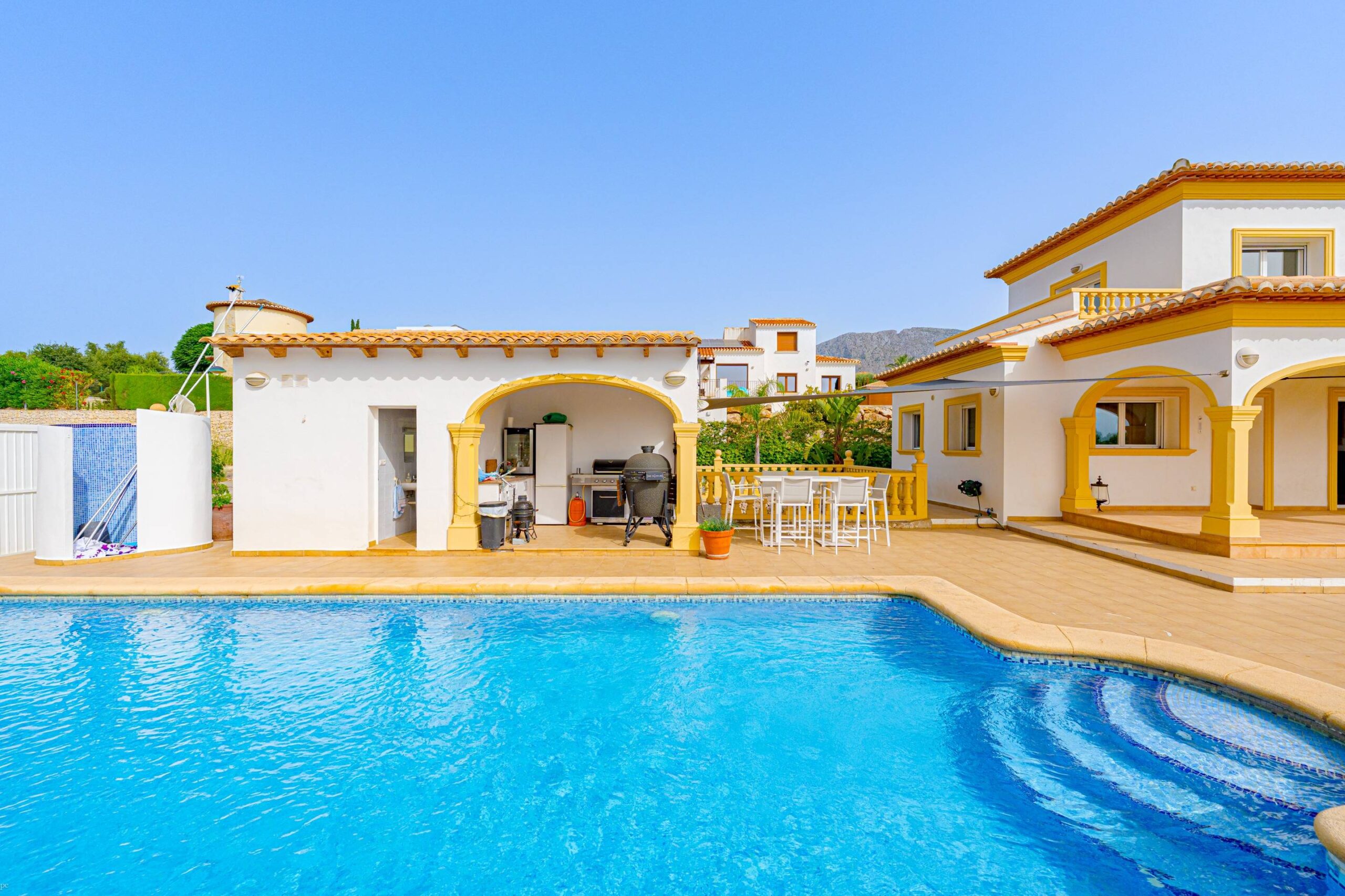 Villa Rosa. Amplia villa con vistas panorámicas en venta en Beniarbeig.