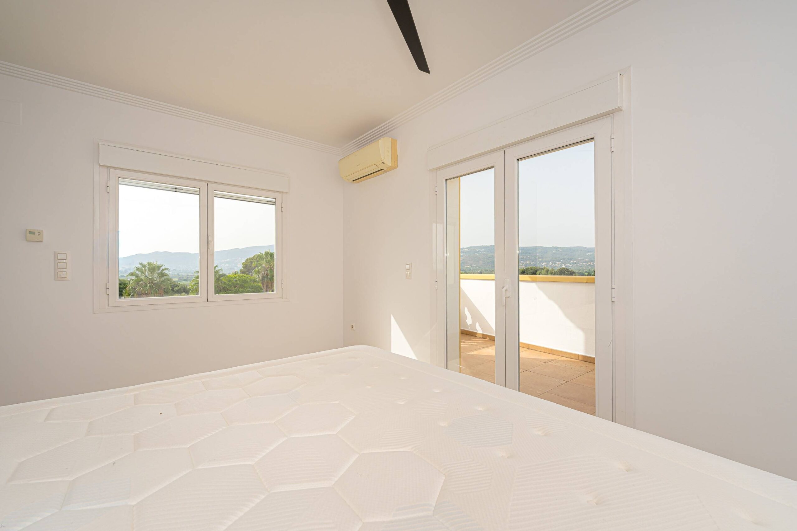 Villa Rosa. Amplia villa con vistas panorámicas en venta en Beniarbeig.