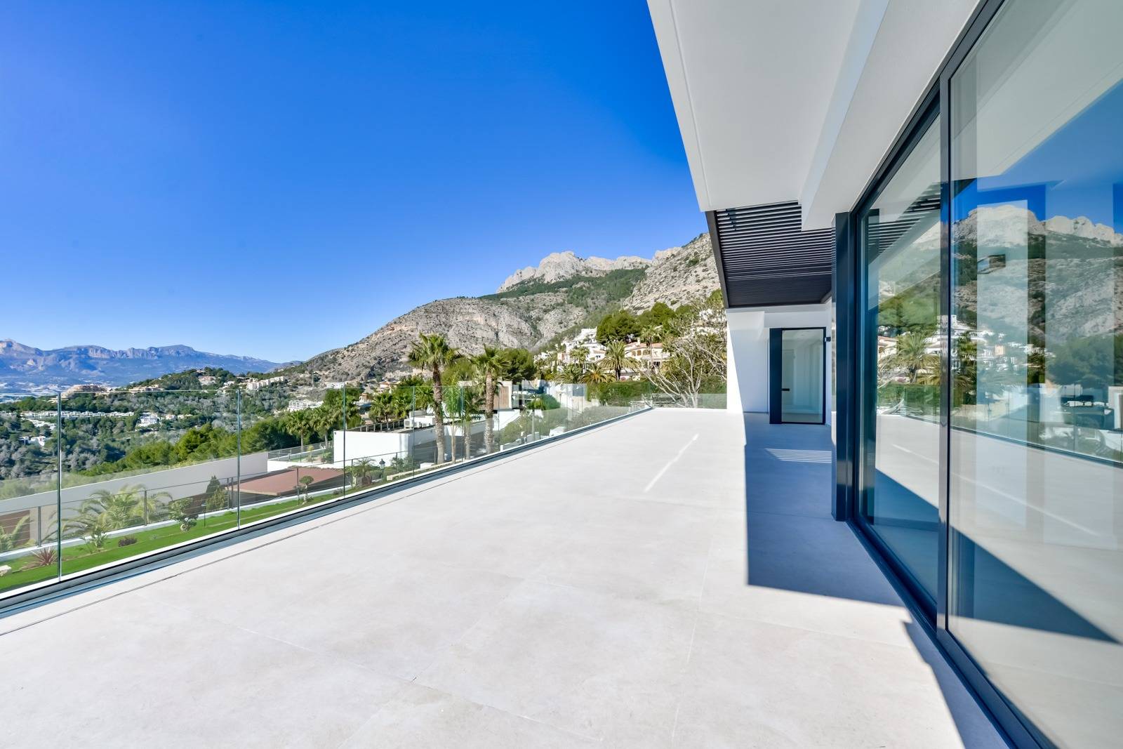 Villa Salónica. Villa contemporánea con excepcionales vistas al mar en venta en Altea Hills.