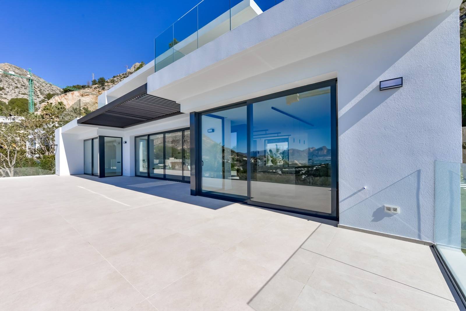 Villa Salónica. Villa contemporánea con excepcionales vistas al mar en venta en Altea Hills.