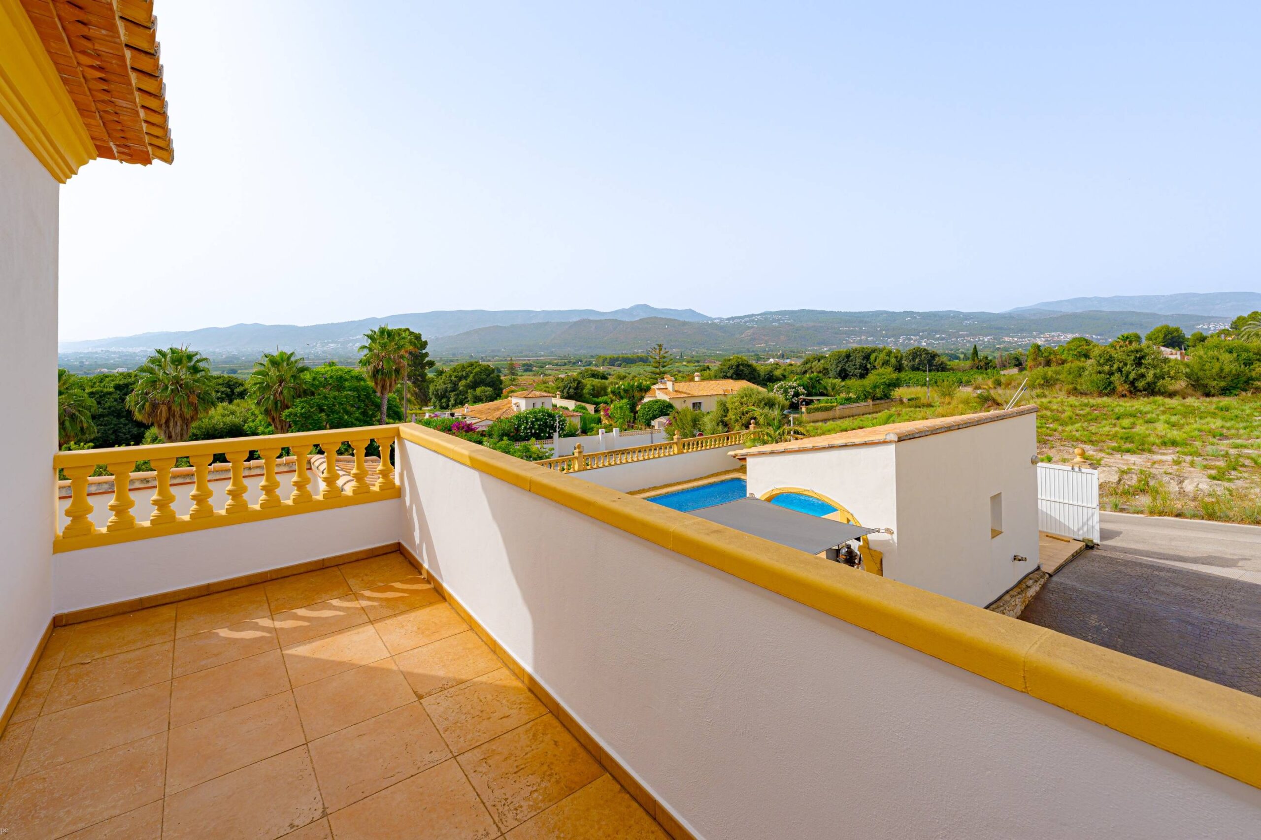 Villa Rosa. Amplia villa con vistas panorámicas en venta en Beniarbeig.