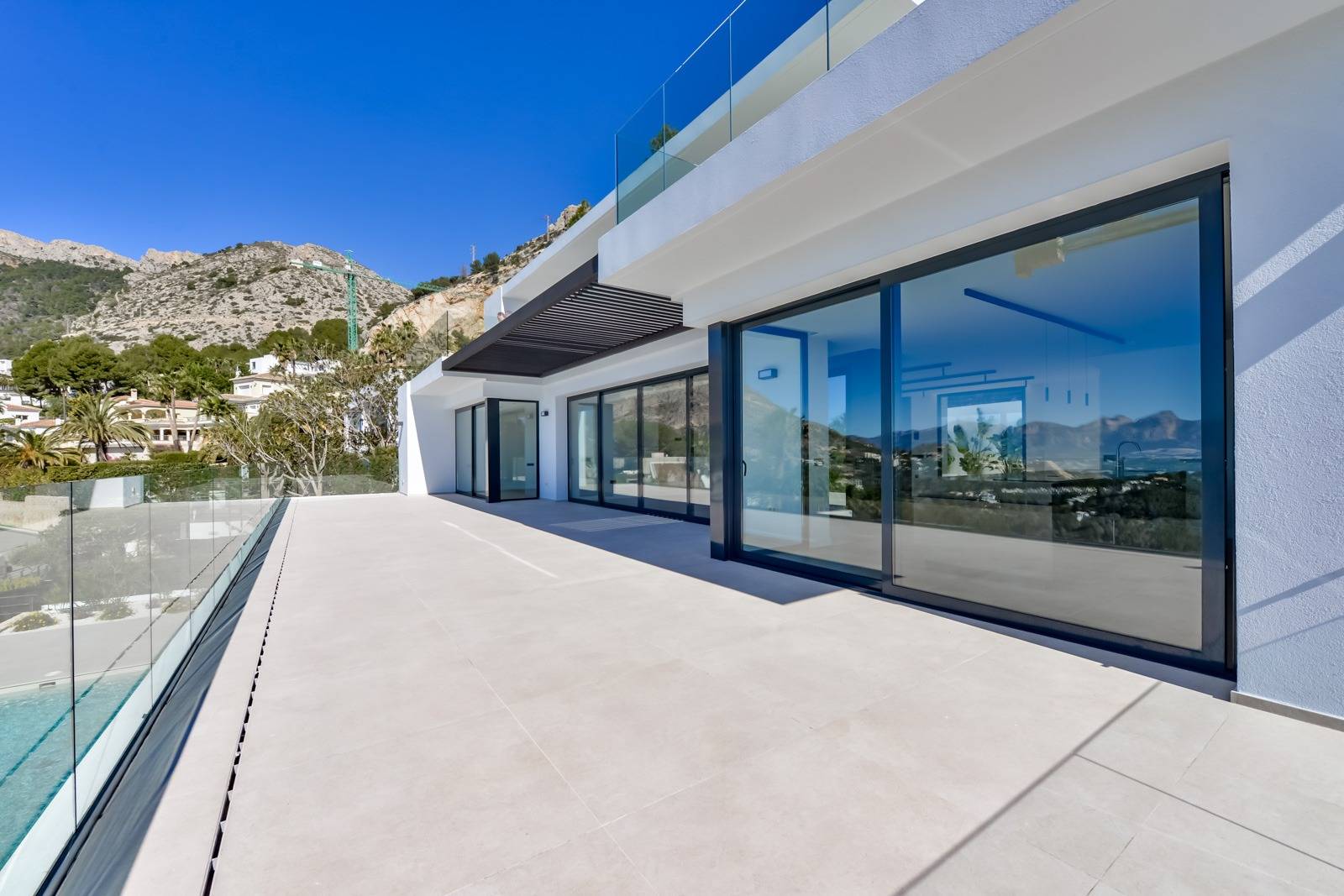 Villa Salónica. Villa contemporánea con excepcionales vistas al mar en venta en Altea Hills.