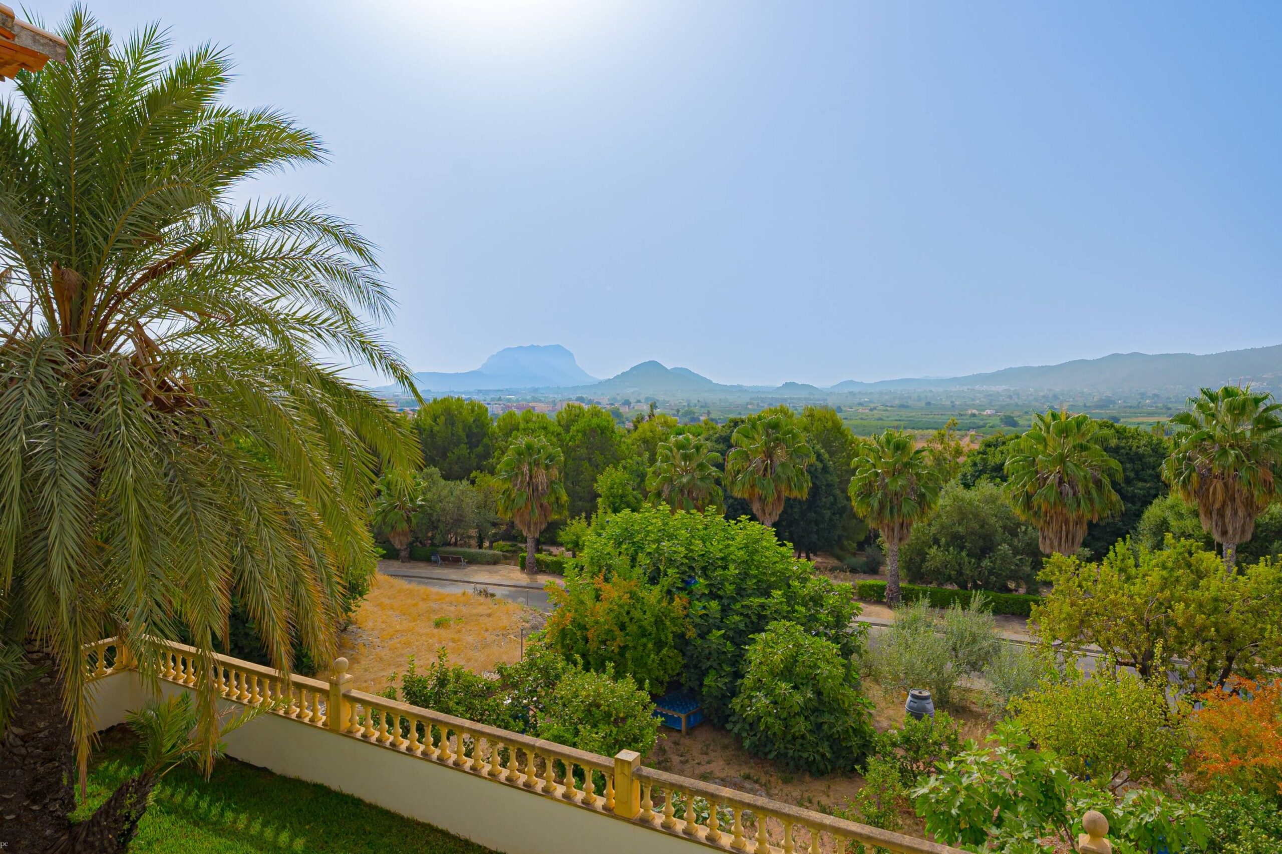 Villa Rosa. Amplia villa con vistas panorámicas en venta en Beniarbeig.