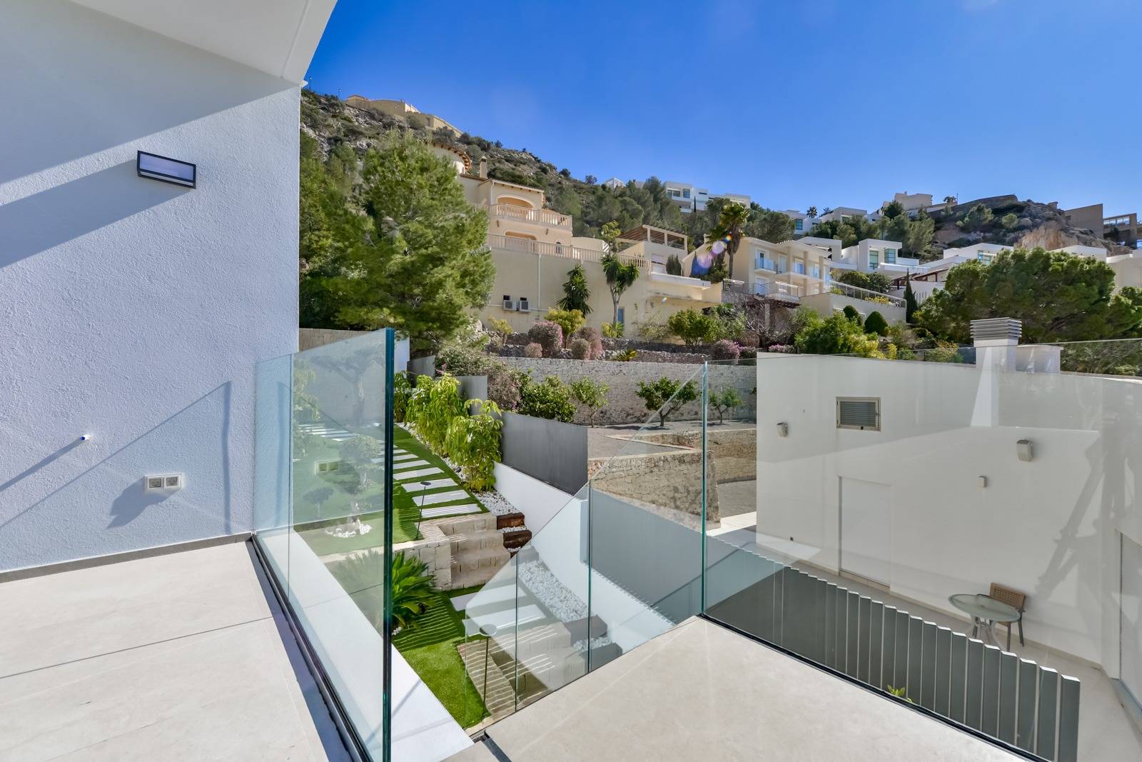 Villa Salónica. Villa contemporánea con excepcionales vistas al mar en venta en Altea Hills.