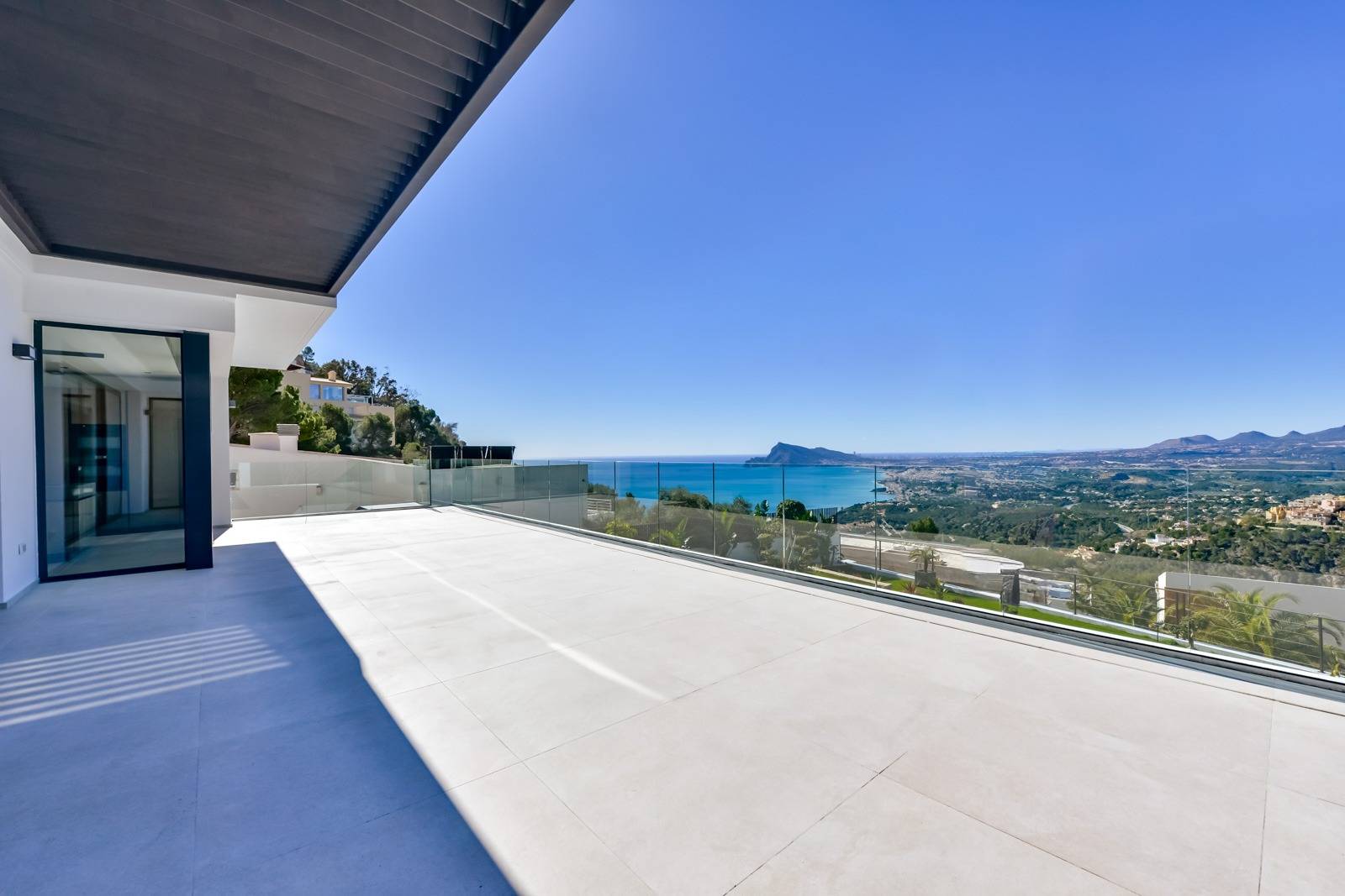 Villa Salónica. Villa contemporánea con excepcionales vistas al mar en venta en Altea Hills.