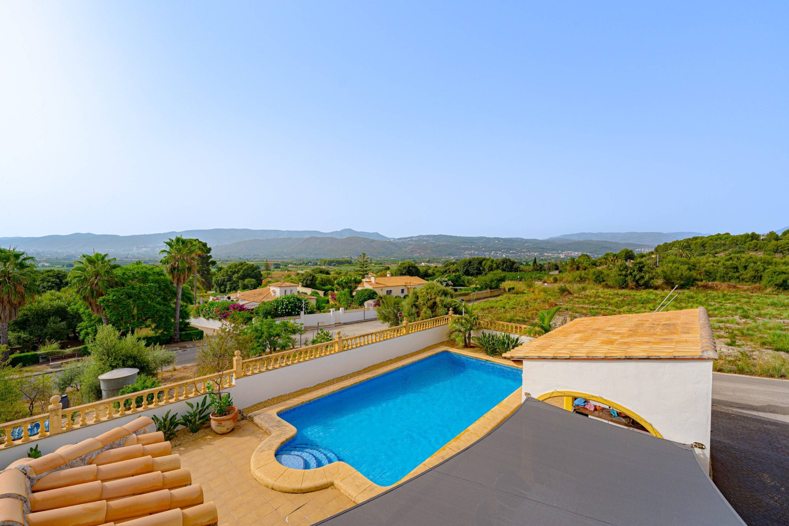 Villa Rosa. Amplia villa con vistas panorámicas en venta en Beniarbeig.