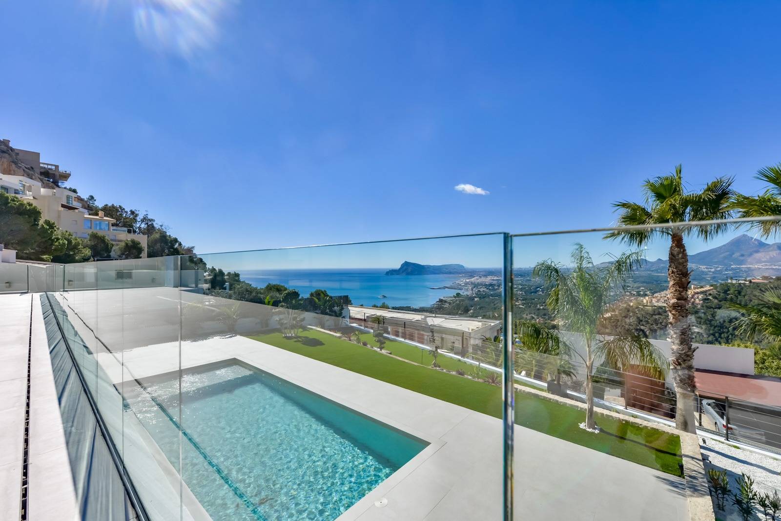 Villa Salónica. Villa contemporánea con excepcionales vistas al mar en venta en Altea Hills.