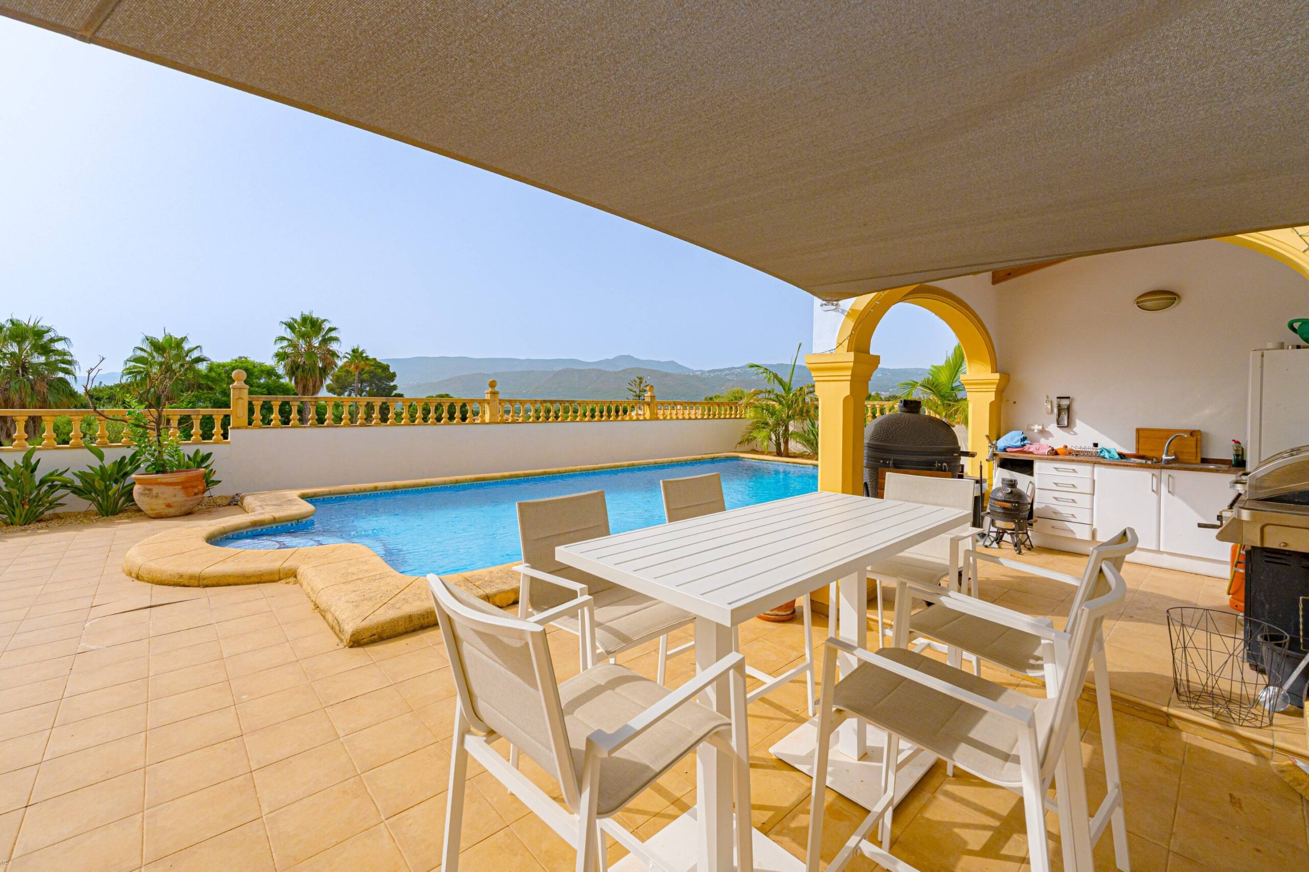 Villa Rosa. Amplia villa con vistas panorámicas en venta en Beniarbeig.