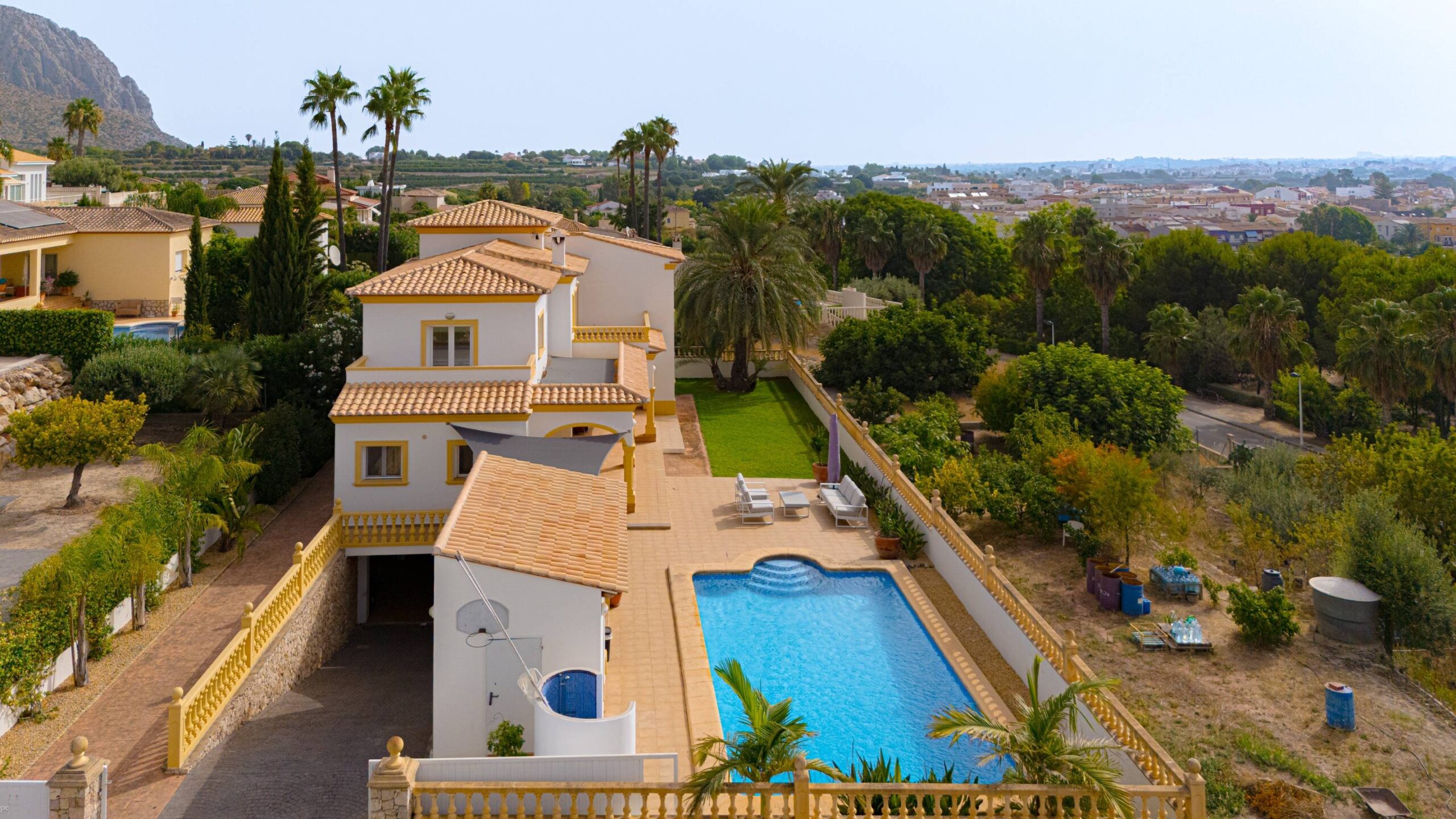 Villa Rosa. Amplia villa con vistas panorámicas en venta en Beniarbeig.