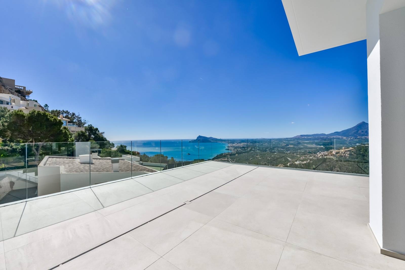 Villa Salónica. Villa contemporánea con excepcionales vistas al mar en venta en Altea Hills.
