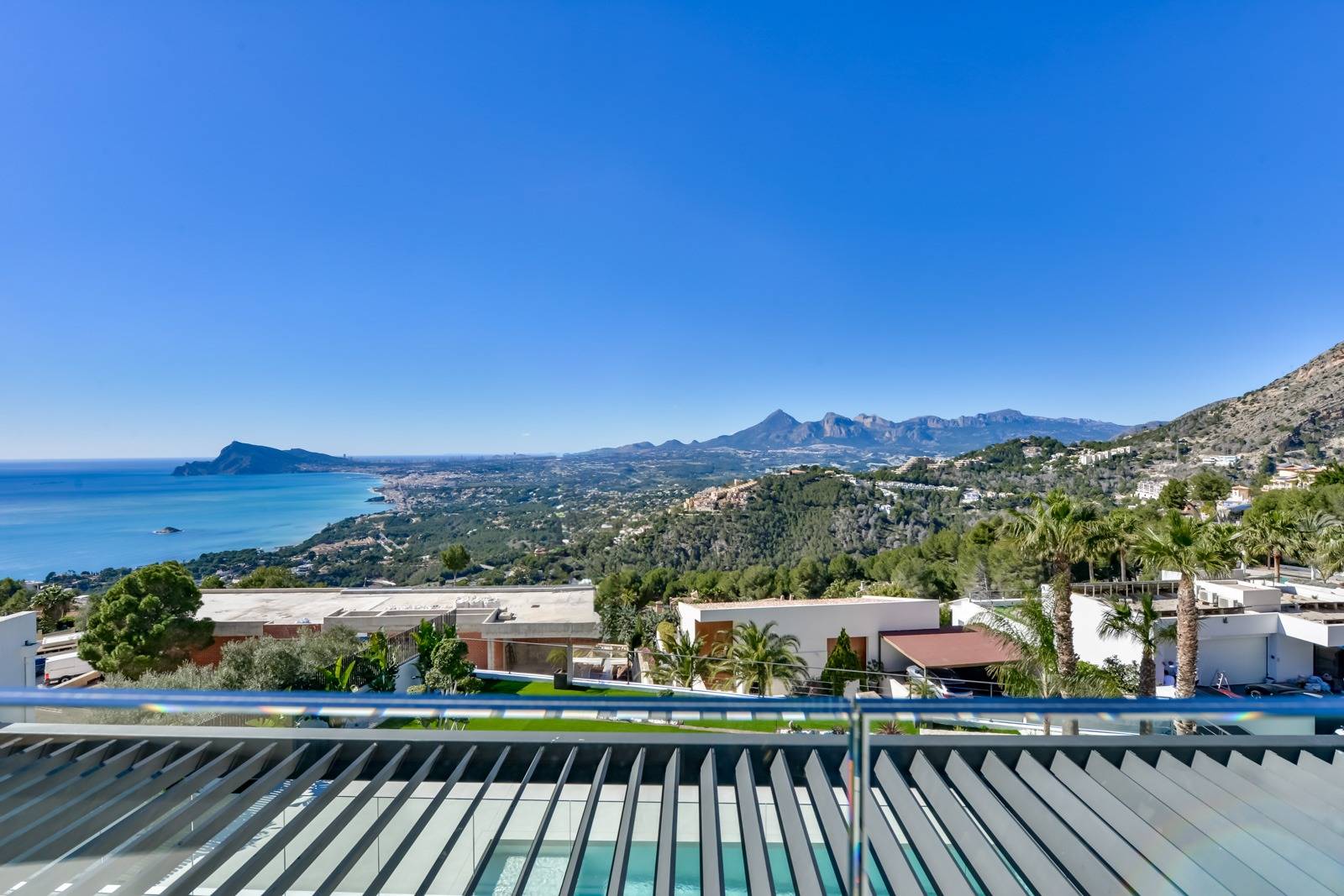 Villa Salónica. Villa contemporánea con excepcionales vistas al mar en venta en Altea Hills.