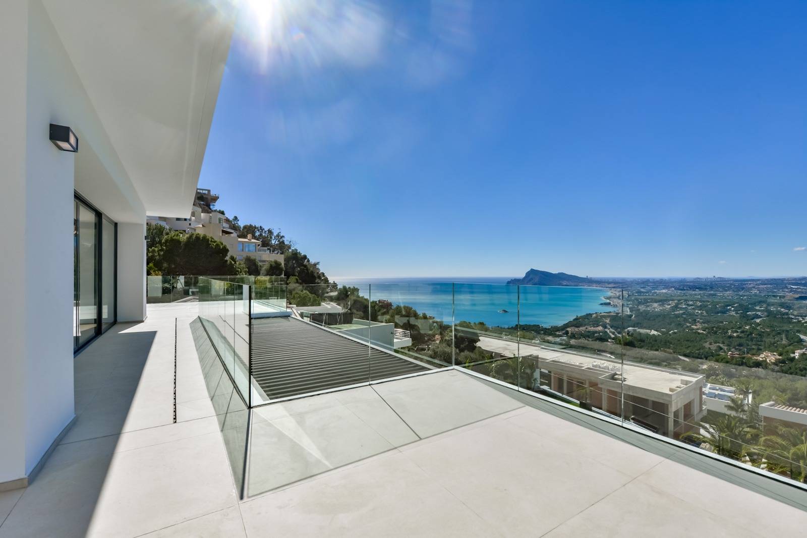 Villa Salónica. Villa contemporánea con excepcionales vistas al mar en venta en Altea Hills.