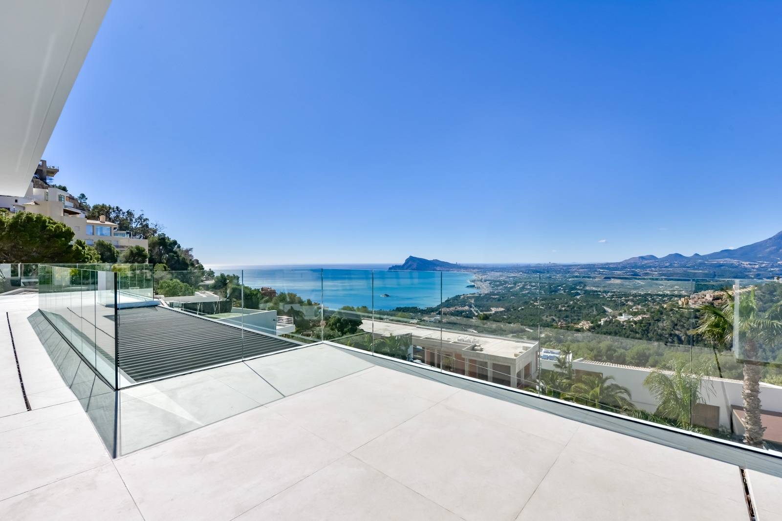 Villa Salónica. Villa contemporánea con excepcionales vistas al mar en venta en Altea Hills.