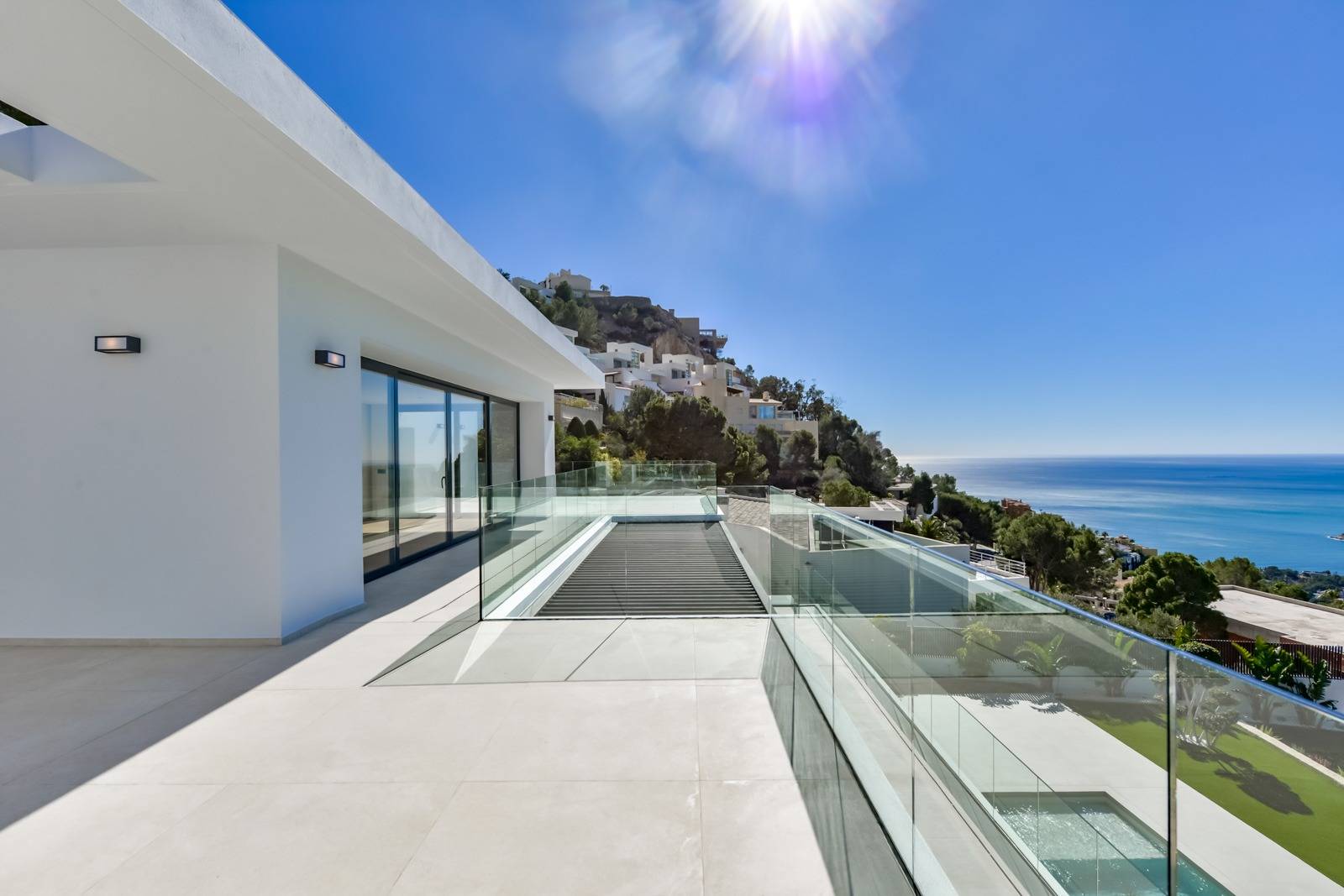 Villa Salónica. Villa contemporánea con excepcionales vistas al mar en venta en Altea Hills.