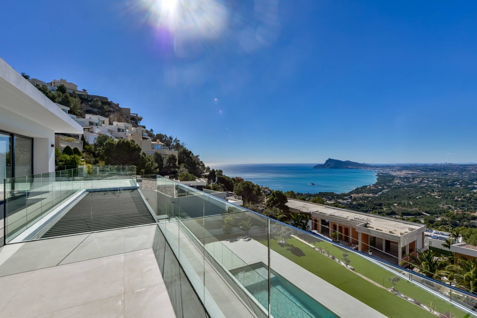 Villa Salónica. Villa contemporánea con excepcionales vistas al mar en venta en Altea Hills.