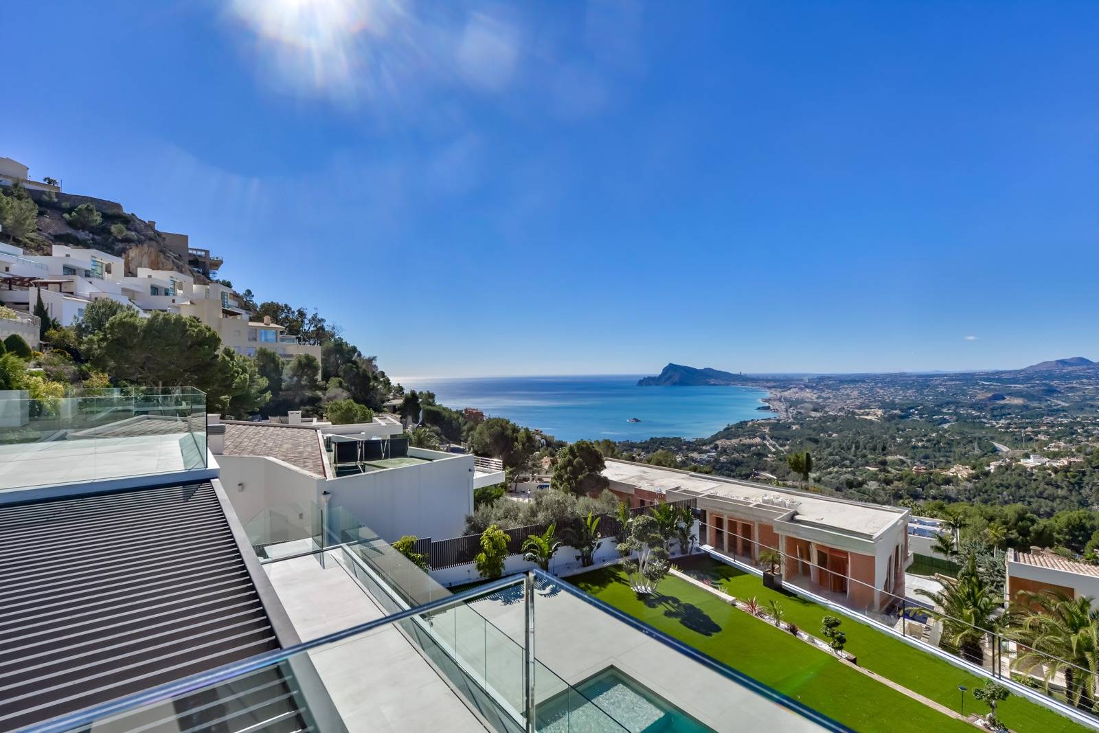 Villa Salónica. Villa contemporánea con excepcionales vistas al mar en venta en Altea Hills.