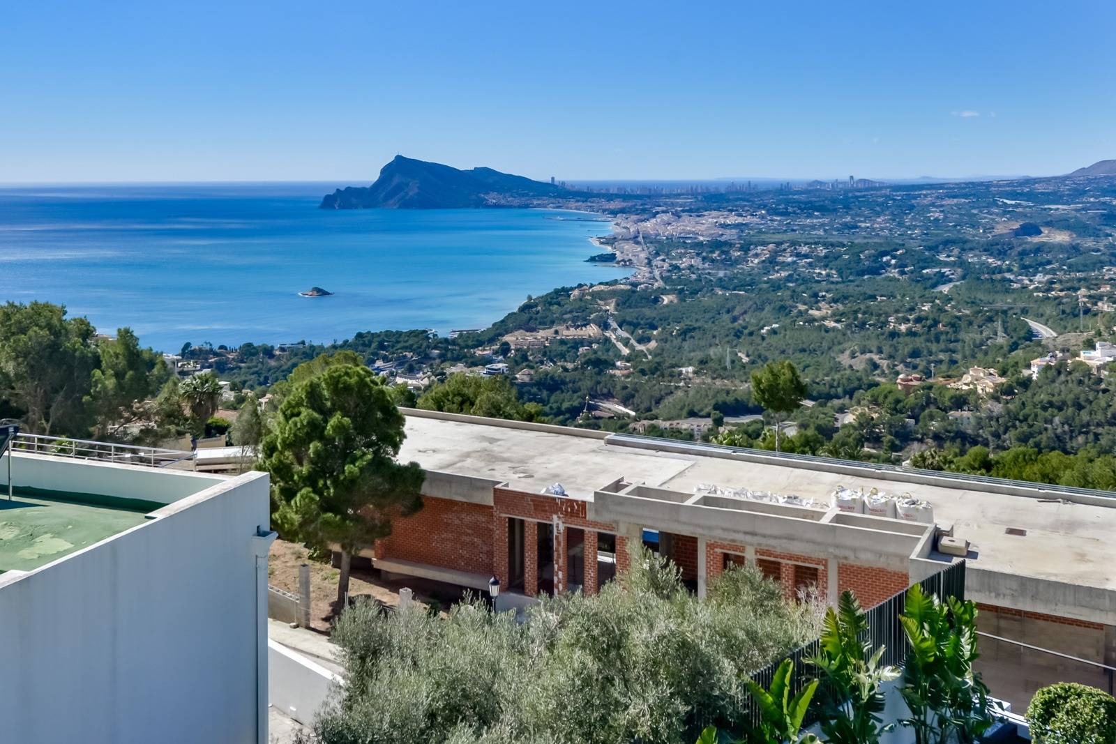 Villa Salónica. Villa contemporánea con excepcionales vistas al mar en venta en Altea Hills.