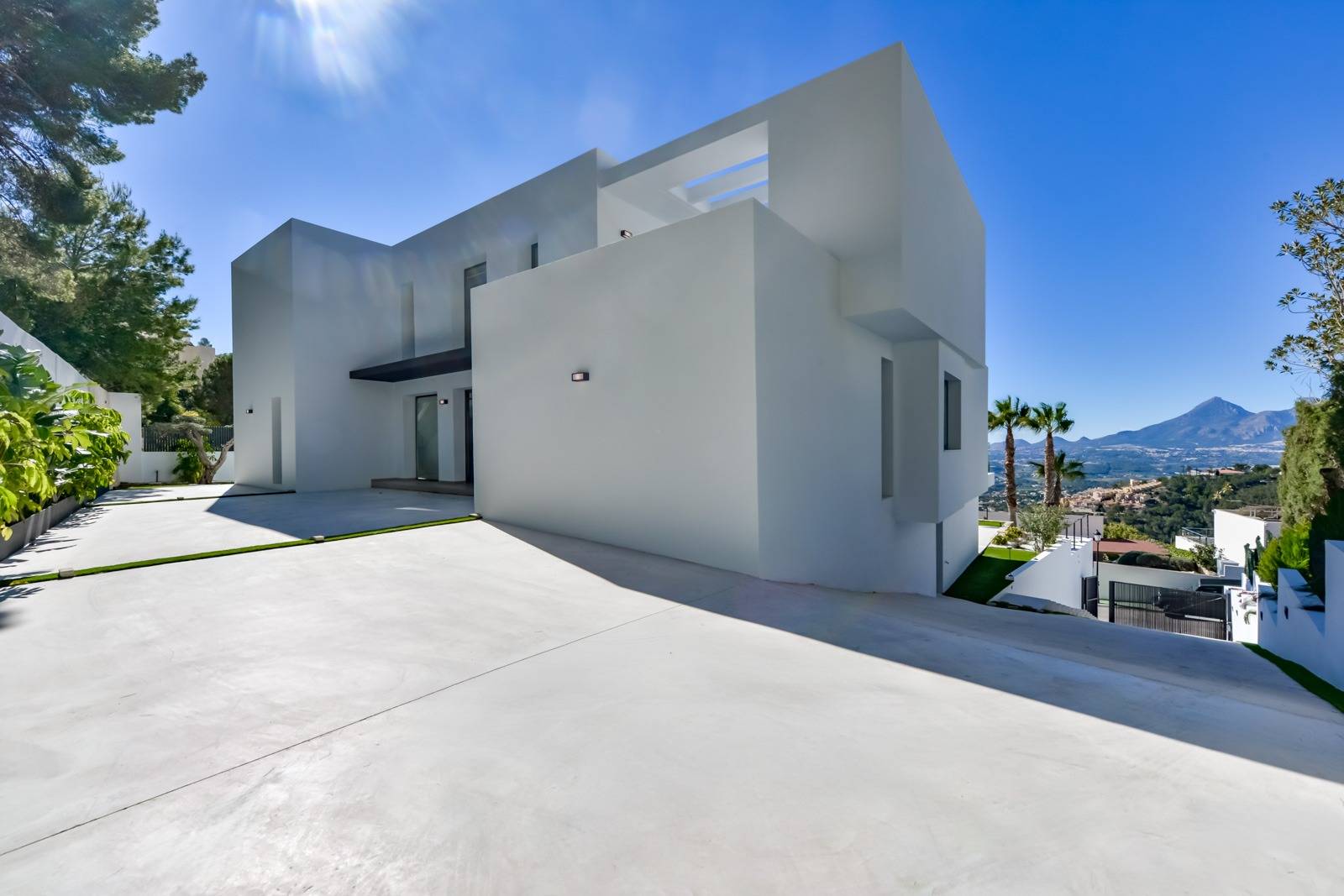 Villa Salónica. Villa contemporánea con excepcionales vistas al mar en venta en Altea Hills.