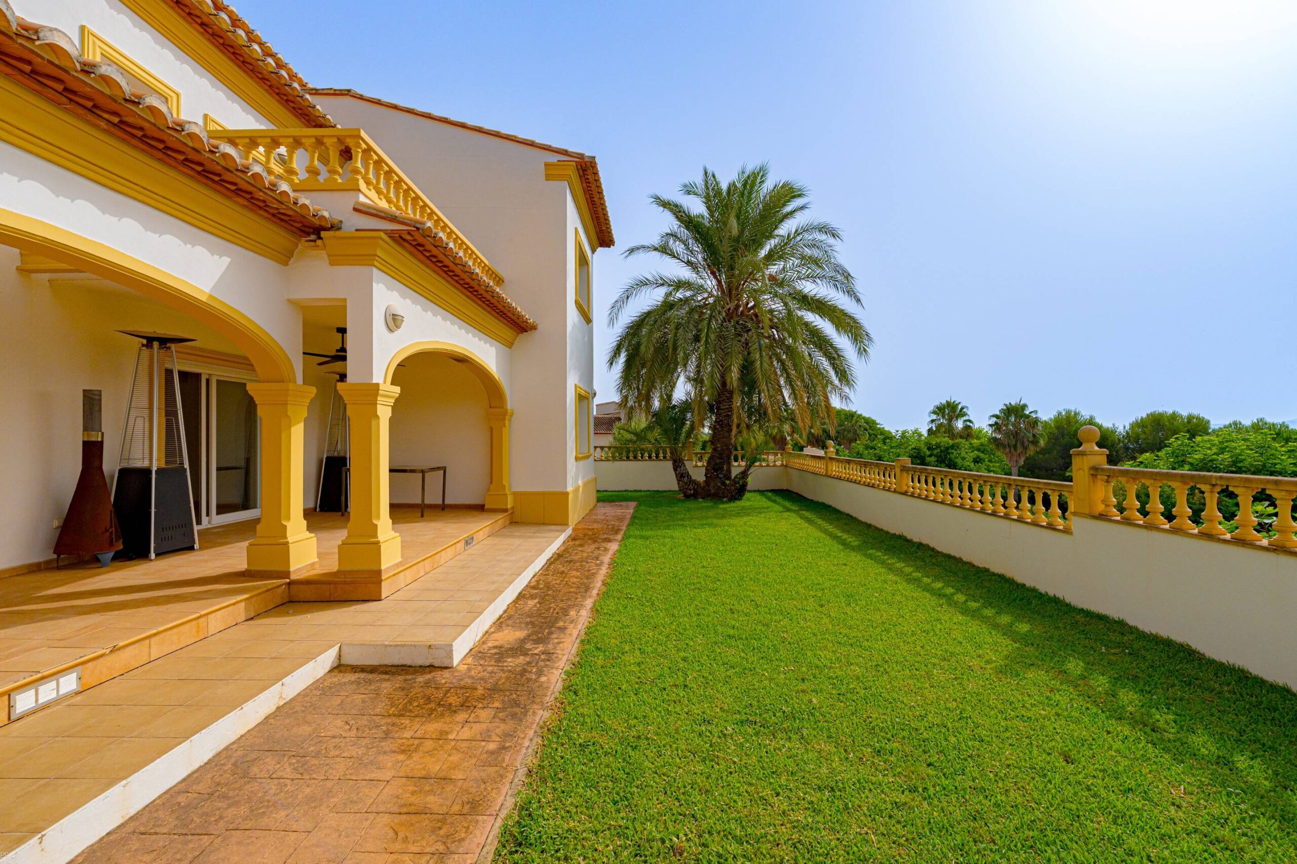 Villa Rosa. Amplia villa con vistas panorámicas en venta en Beniarbeig.
