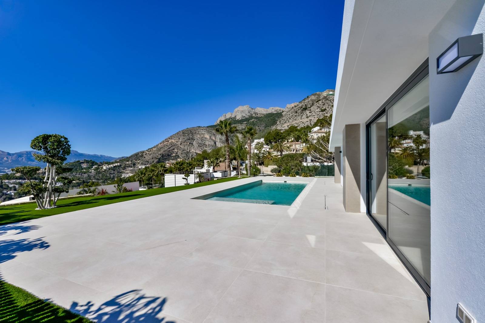 Villa Salónica. Villa contemporánea con excepcionales vistas al mar en venta en Altea Hills.