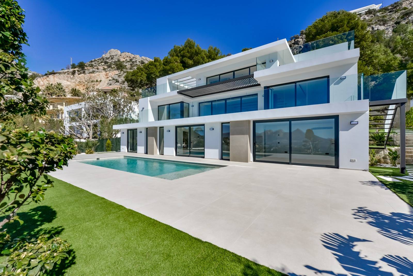 Villa Salónica. Villa contemporánea con excepcionales vistas al mar en venta en Altea Hills.