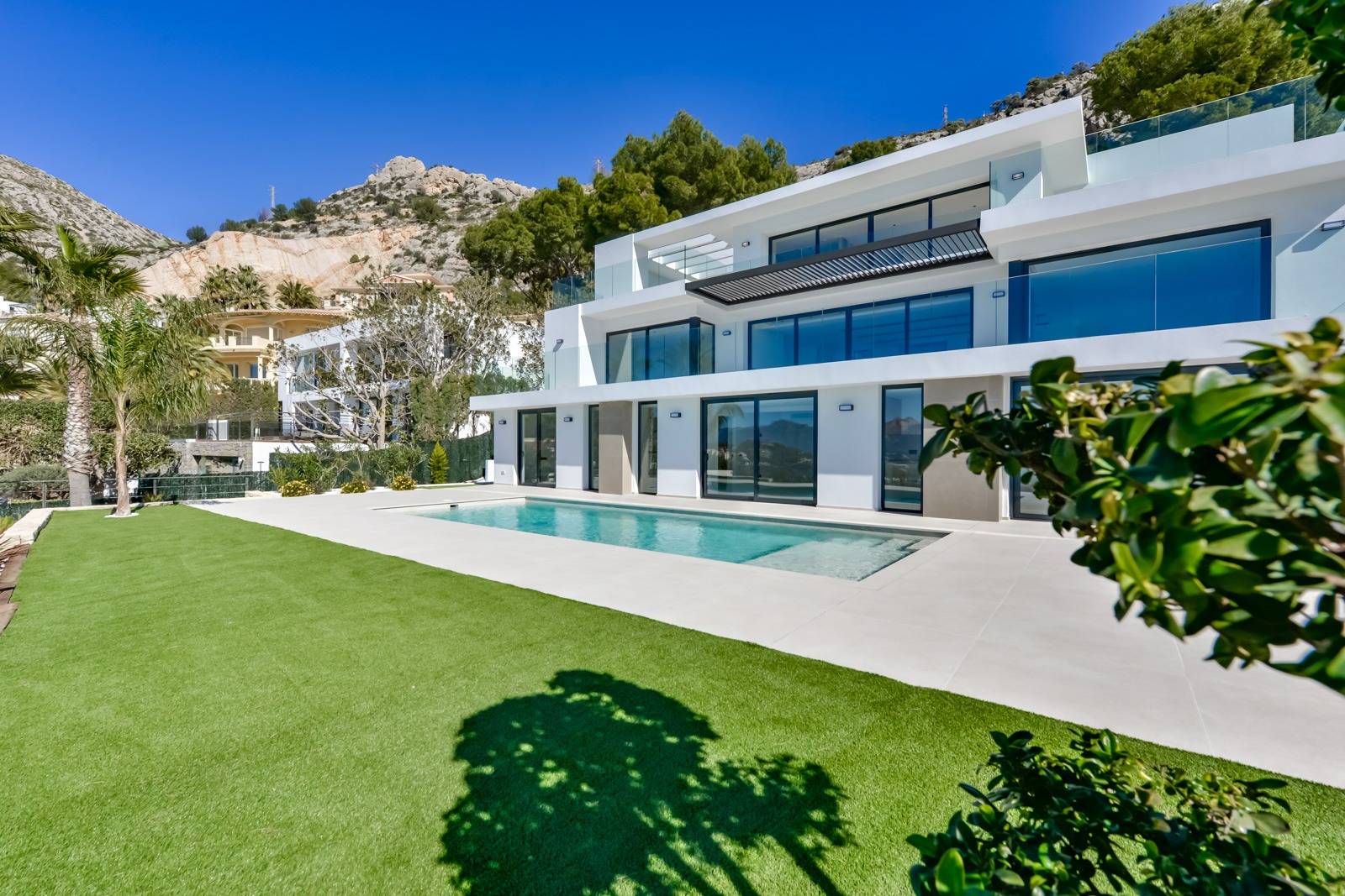 Villa Salónica. Villa contemporánea con excepcionales vistas al mar en venta en Altea Hills.