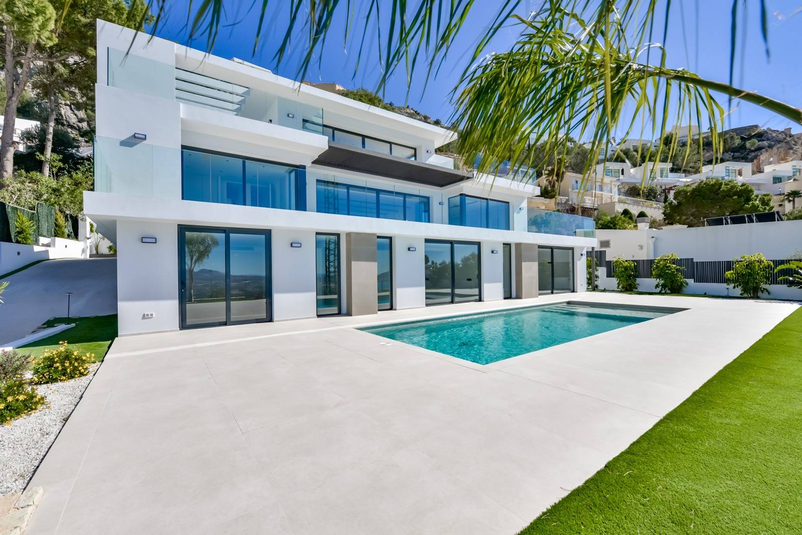 Villa Salónica. Villa contemporánea con excepcionales vistas al mar en venta en Altea Hills.